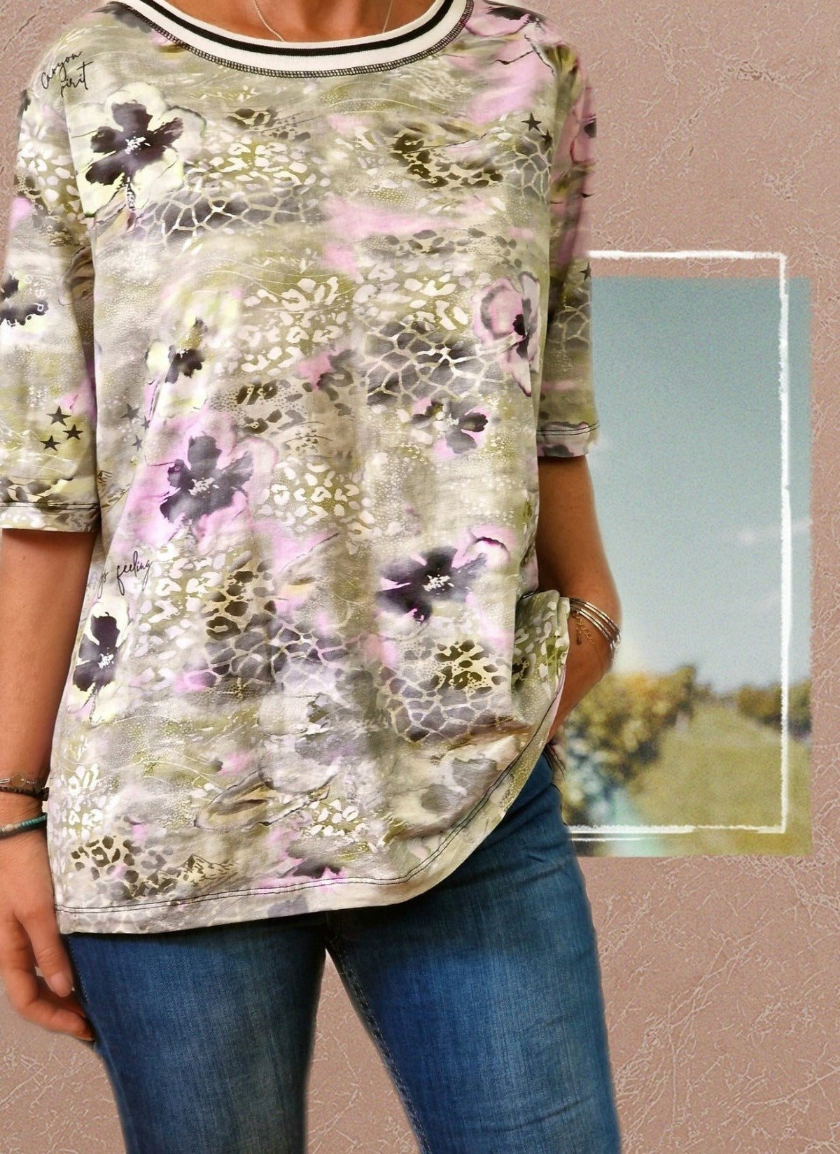 ΠΕΡΙΓΡΑΦΗ: Ένα υπέροχο μπλουζάκι με τύπωμα και ρίγες στο λάστιχο λαιμού. Ladies size:Στήθος 120 εκ Μήκος 68 εκ Young size:Στήθος 95-100 εκ Μήκος 60 εκ Το αγαπημένο σου τζιν ταιριάζει απόλυτα με αυτό το μπλουζάκι με τις λαδί αποχρώσεις. ΠΛΗΡΟΦΟΡΙΕΣ: Ύφασμα 95% cotton/ 5% elastane Οδηγός 9119 Κανονική γραμμή