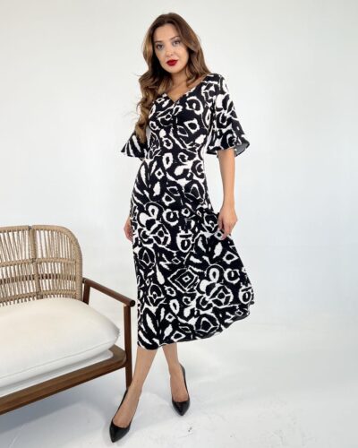 Ένα φόρεμα ανάλαφρο, κομψό και ευκολοφόρετο, για όλες τις εμφανίσεις σας. Σε ασπρόμαυρες αποχρώσεις άνετη γραμμή