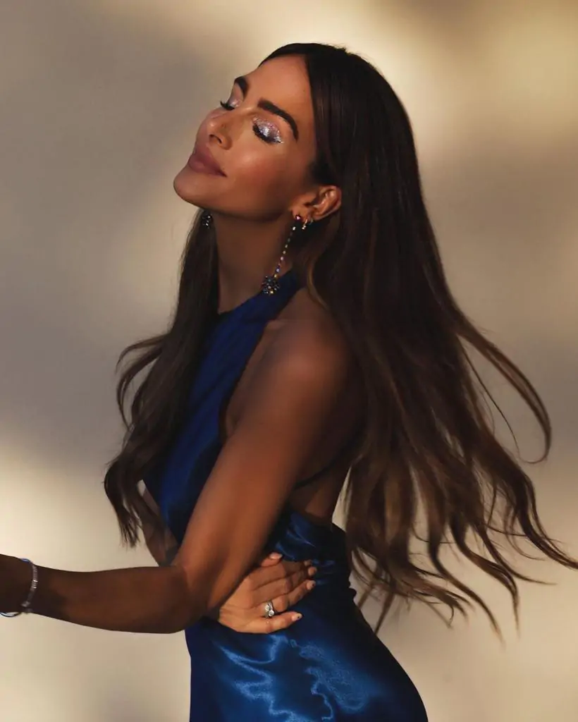 Γυναικείο coctail dress.Mini σατινέ ματ με αλυσίδα στην ανοιχτή πλάτη Σε χρώμα blue royal