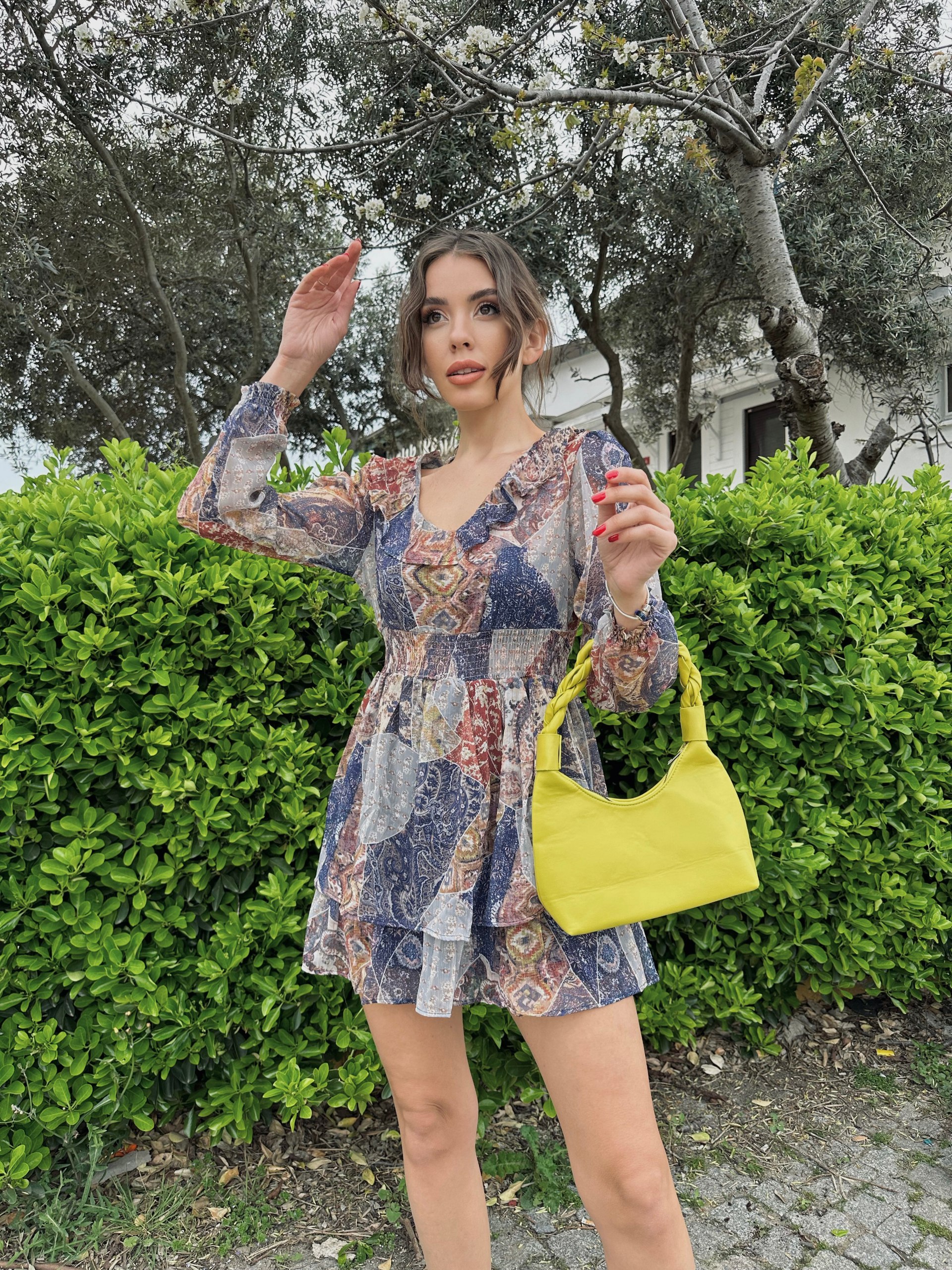 Γυναικείο μίνι φόρεμα σε chiffon crepe ύφασμα ανάλαφρο και διάφανο Τυπώματα σε γήινες αποχρώσεις του μπλέ