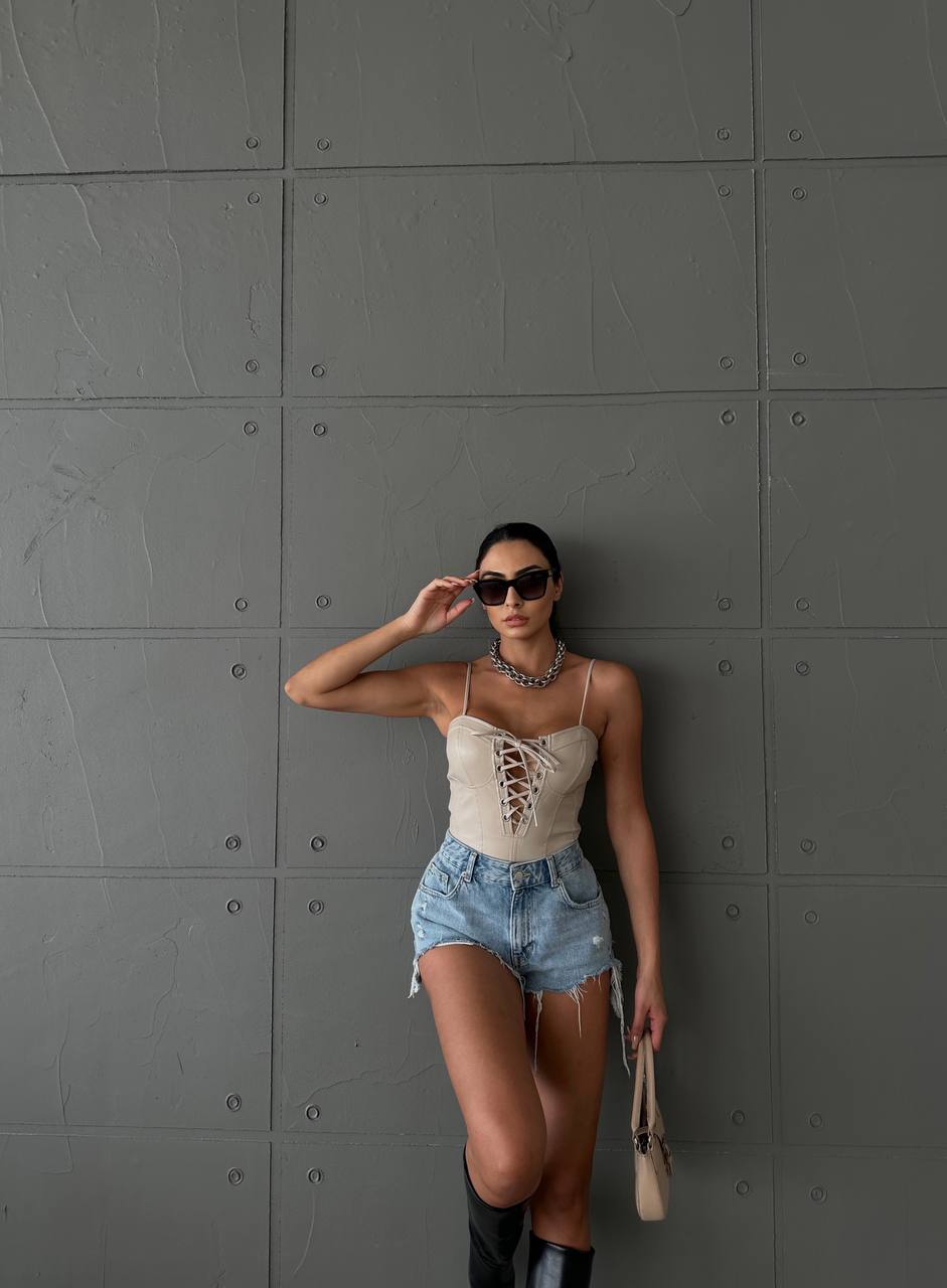 Γυναικείο κορμάκι σε δερματίνη σε χρώμα μπεζ