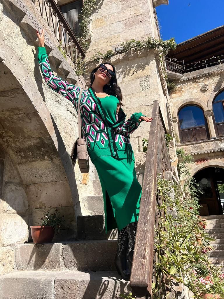 Γυναικείο σετ πλεκτό φόρεμα με σχισίματα και ζακέτα σε πράσινο & magenta