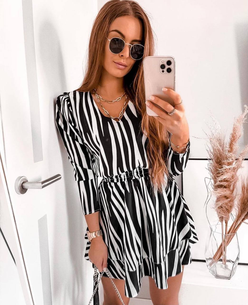 Γυναικείο μίνι φόρεμα με τύπωμα ζεβρέ animal print σε λευκό μαύρο