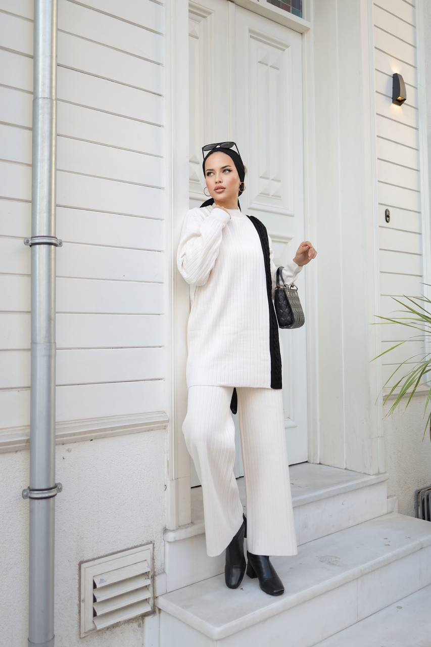 ♥style 20500  (One size) Ίσια άνετη γραμμή, το παντελόνι με φαρδύ λάστιχο πλεκτό στη μέση. Διχρωμία στην διακοσμητική πλεξούδα Πλεκτό  ελαστικό ύφασμα  30%wool 70%acryl Σε 4 χρώματα Μαύρο - Εκρού - Πράσινο - Ώχρα