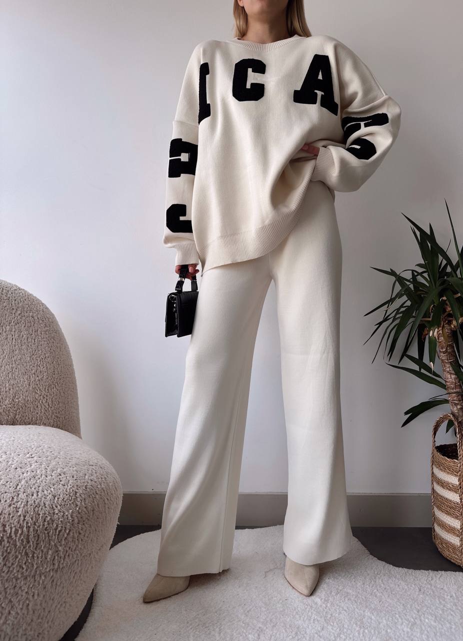 ♥style 20645  (One size) Oversized Πλεκτό εκρού σετ με ανάγλυφο κέντημα Η παντελόνα με λάστιχο και κορδονάκι στη μέση Το μπλουζάκι σε φαρδιά γραμμή