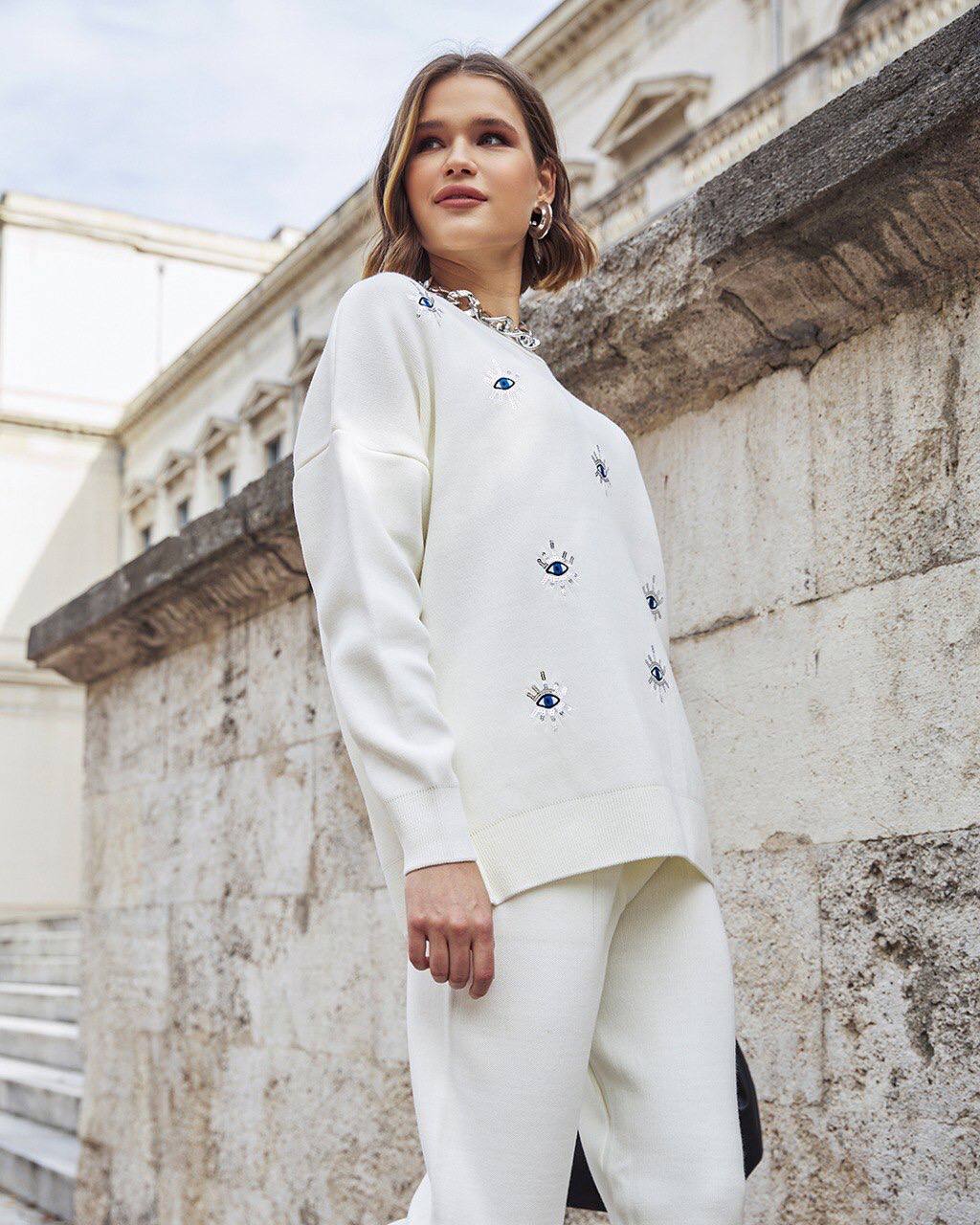 ♥style 21805 Cream (Onesize) Oversized Σετ πλεκτό μπλούζα  & παντελόνι Εκρού (Cream) Η μπλούζα με κέντημα ματάκι  μπλε με παγιέτες Το παντελόνι με τσέπες , σε ίσια φαρδιά γραμμή και λάστιχο  στη μέση