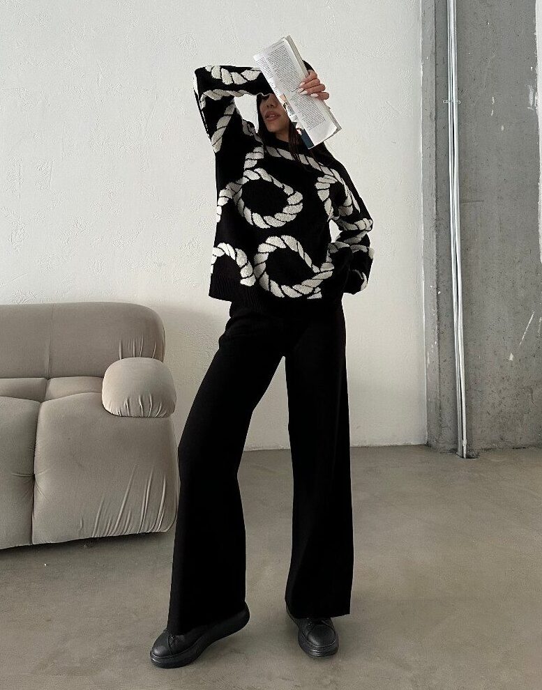 ♥style 21810  (Onesize)  Σετ πλεκτό παντελόνι & μπλούζα με ανάγλυφο σχέδιο Μαύρο (Black) Το παντελόνι σε ίσια γραμμή με λάστιχο  στη μέση