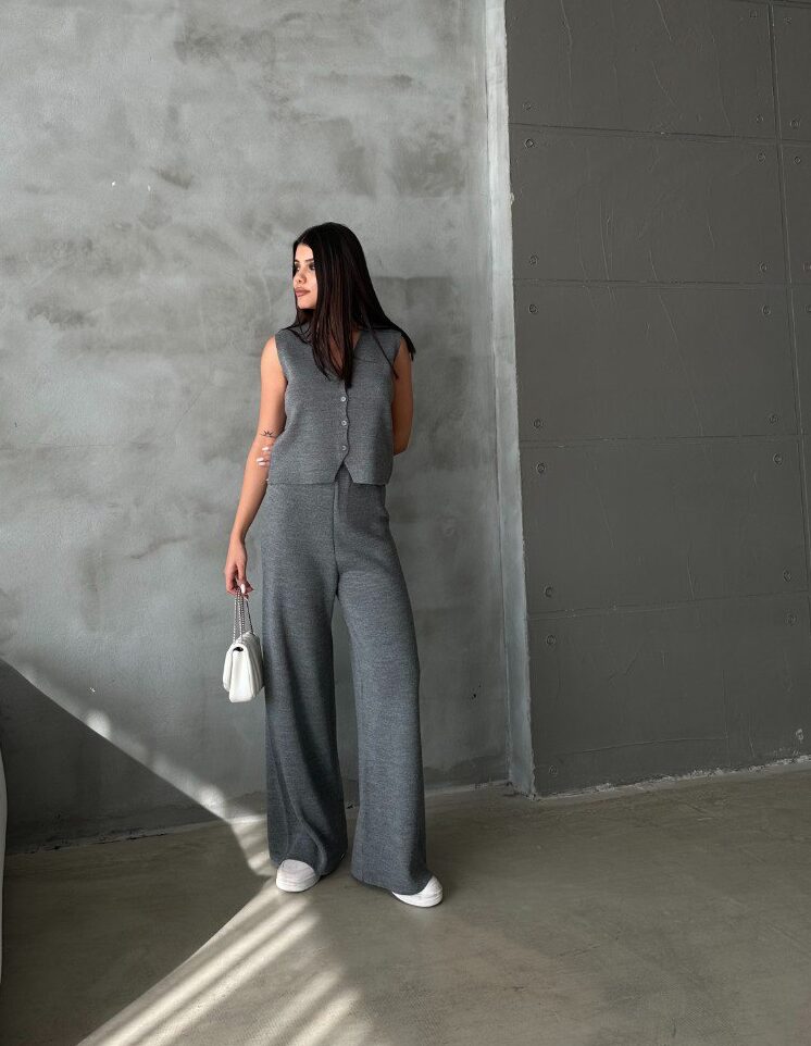 ♥style 21800 - Grey (Onesize)  Σετ γιλέκο & παντελόνι πλεκτό Γκρι (Grey) Το γιλέκο κουμπώνει με 4 κουμπάκια στο ίδιο χρώμα Το παντελόνι σε φαρδιά γραμμή  έχει λάστιχο  στη μέση