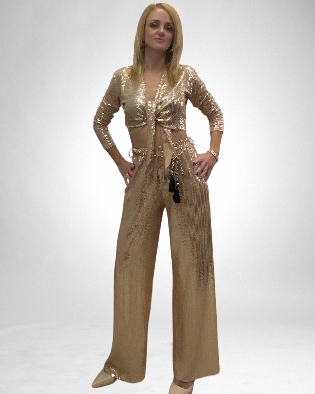 ♥style 21650 Gold (Onesize) Σετ Τοπ κρουαζέ που δένει & Παντελόνα με παγιέτα-πούλια σε ίσια γραμμή, με extra κορδονάκι στη μέση Σε ελαστικό ύφασμα με λάστιχο στη μέση καλύπτει μέχρι XL Διαστάσεις : Μέση 70εκ (χαλαρά) 105εκ (τεντωμένη) Μήκος 102εκ Σύνθεση: 95%polyester 5%elastane Σε 2 Χρώματα: Χρυσό Σμαραγδί
