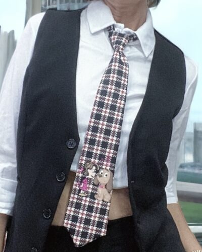 Πουκάμισο βαμβακερό ασύμμετρο με γραβάτα Λευκό (White) Έχει δική του έξτρα γραβάτα snoopy Μακρύ μανίκι με μανσέτα, πίσω πιο μακρύ σε άνετη γραμμή