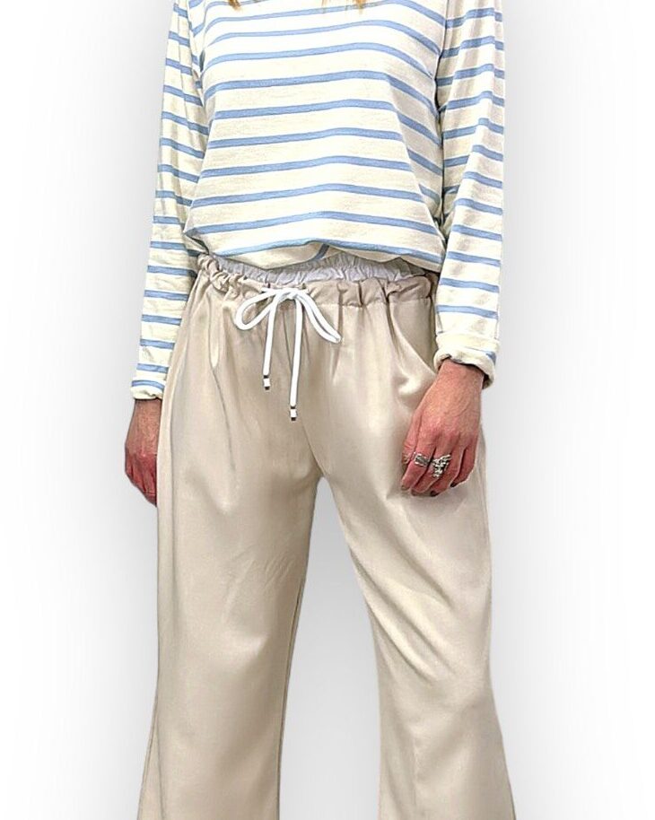 ♥style A 44000  (Onesize)   Ψηλόμεσο παντελόνι με λευκή λεπτομέρεια Μπεζ (Beige) Φαρδιά ίσα γραμμή, στη μέση έχει λάστιχο και κορδονάκι που σφίγγει Καλύπτει μέχρι XL  Χρώματα: Μπεζ - Χακί - Γκρι - Μαύρο Μέση :70 εκ. και τεντωμένη 100 εκ - Περιφέρεια :120εκ - Μήκος : 105εκ Σύνθεση: Made in Italy 95%polyester  5%elastane