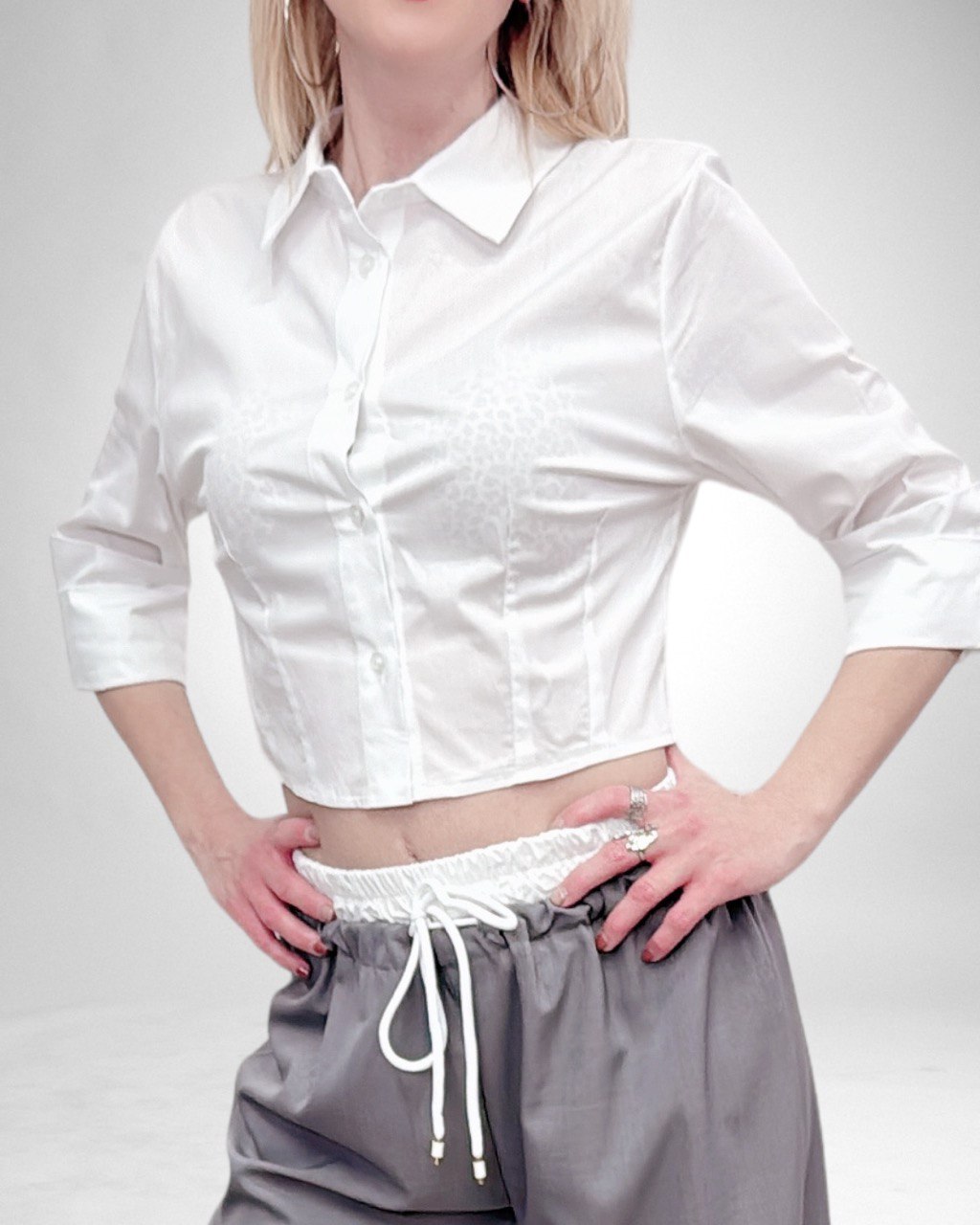 ♥style A 44000  (Onesize)   Ψηλόμεσο παντελόνι με λευκή λεπτομέρεια Γκρι (Grey) Φαρδιά ίσα γραμμή, στη μέση έχει λάστιχο και κορδονάκι που σφίγγει Καλύπτει μέχρι XL  Χρώματα: Μπεζ - Χακί - Γκρι - Μαύρο Μέση :70 εκ. και τεντωμένη 100 εκ - Περιφέρεια :120εκ - Μήκος : 105εκ Σύνθεση: Made in Italy 95%polyester  5%elastane