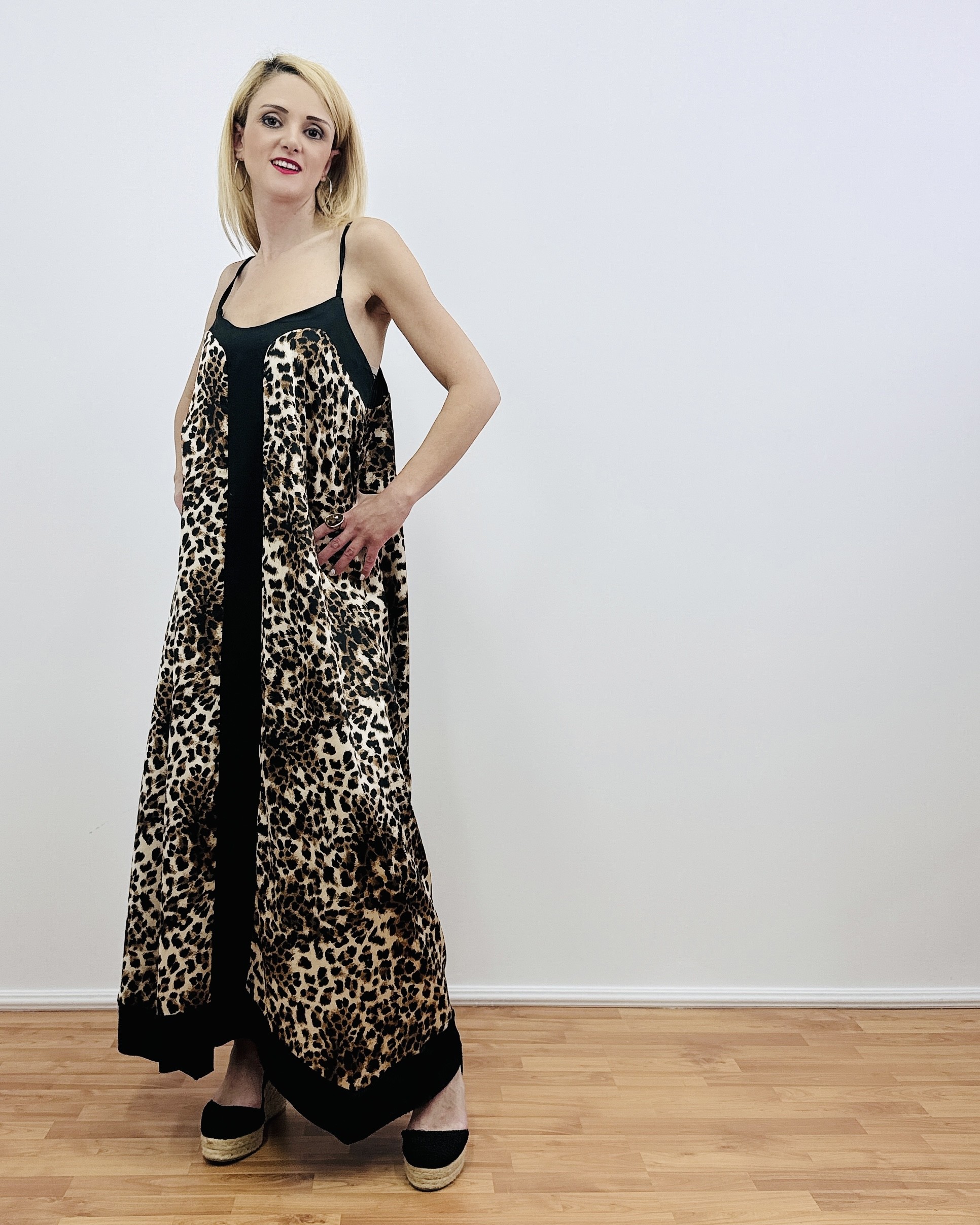 αέρινο φόρεμα animal print σε άνετη γραμμή , με μαύρες λεπτομέρειες Η ιδανική επιλογή για μια στιλάτη και δυναμική εμφάνιση από το πρωί μέχρι το βράδυ.