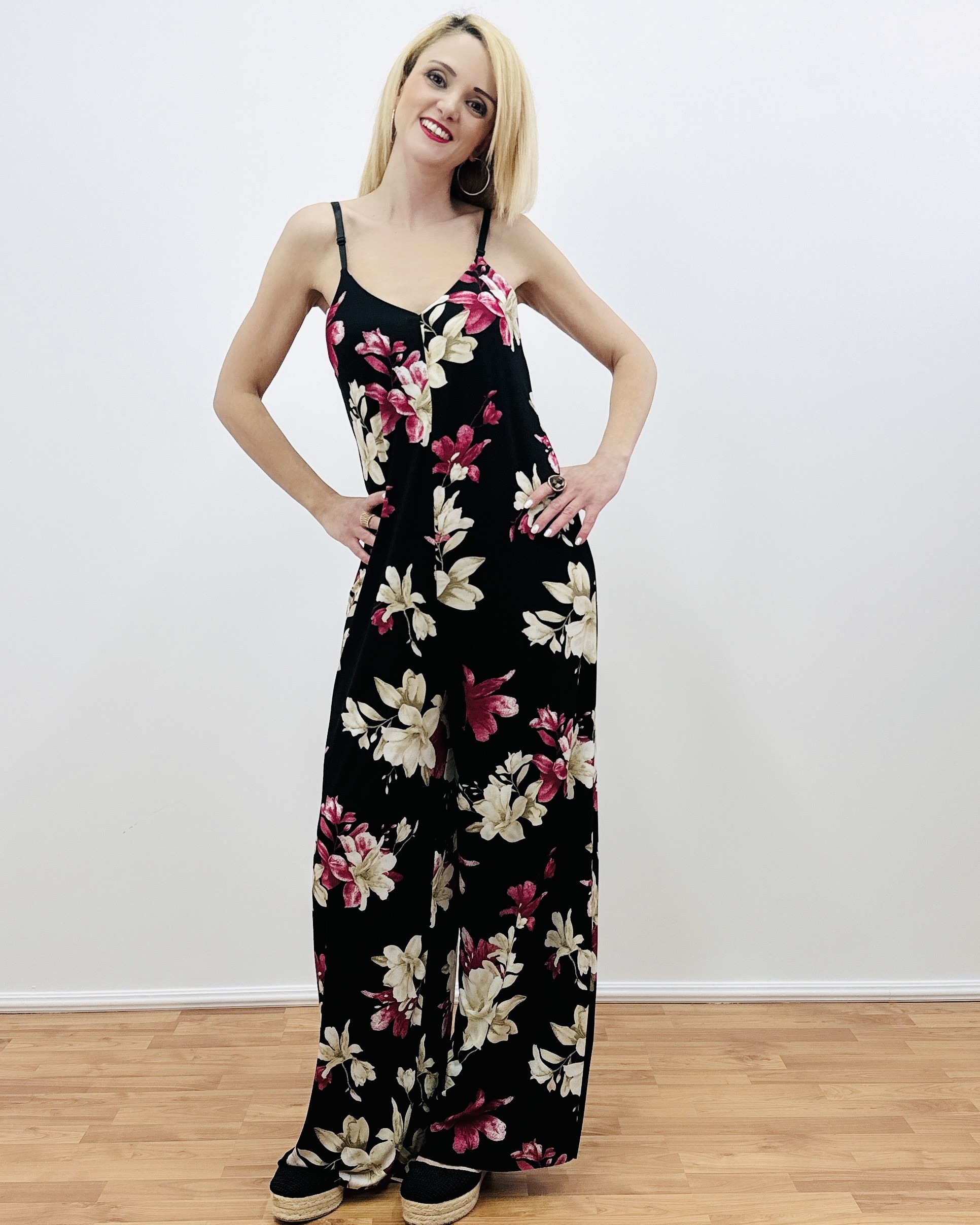 Ολόσωμη φόρμα flower print σε ελαστικό ύφασμα με ρυθμιζόμενες τιράντες - Στυλάτη και άνετη επιλογή για κάθε περίσταση.