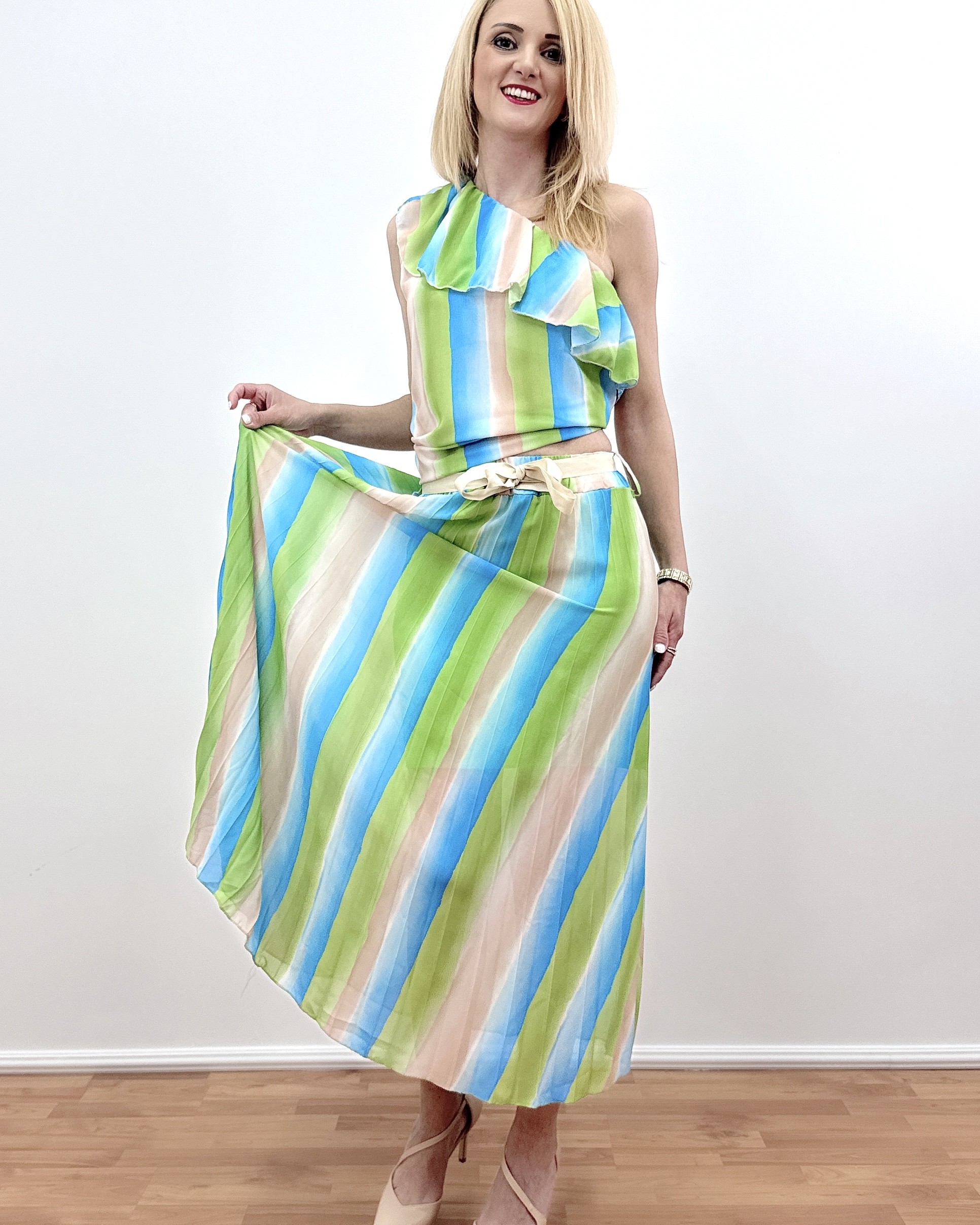 Σετ πλισέ Φούστα & τοπ εμπριμέ Σιέλ (Ciel) Πλισέ φούστα με ελαστική μέση και διακοσμητικό ζωνάκι, συνδυάζεται με τοπ που διαθέτει φραμπαλά και λάστιχο στους ώμους για άψογη εφαρμογή και απόλυτη σταθερότητα. Η πλισέ φούστα είναι ο ορισμός της κομψότητας και προσδίδει διαχρονικό και ακαταμάχητο στυλ. Οι απαλοί χρωματισμοί σε Σιέλ και Ροζ χαρίζουν μία ρομαντική και θηλυκή νότα στην εμφάνισή σας.