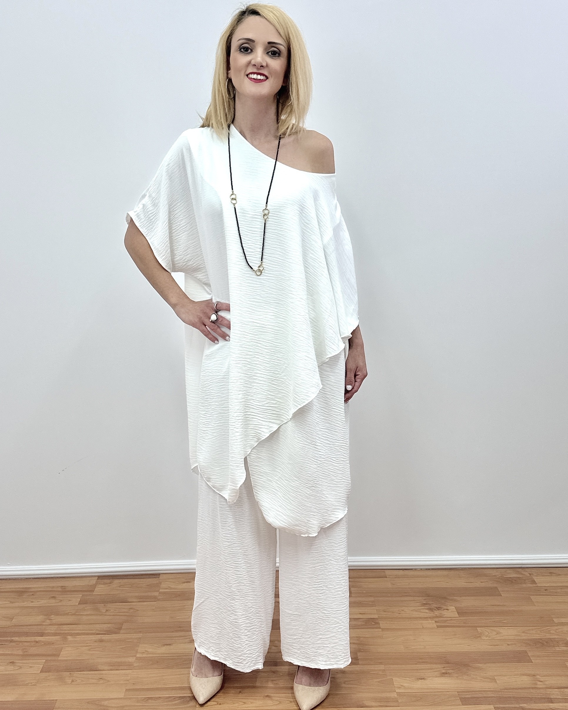 Σετ παντελόνα & ασύμμετρη τουνίκ Εκρού (Cream), για γυναίκες, σε άνετη γραμμή, ψηλόμεσο με φαρδύ λάστιχο στη μέση για μέγιστη άνεση. Η τουνίκ διαθέτει ασύμμετρη γραμμή κατά μήκος της, προσφέροντας ξεχωριστό στυλ και είναι κατάλληλη για κάθε σωματότυπο. Το ρούχο είναι κατασκευασμένο από απαλό ύφασμα για να νιώθετε ανάλαφρες όλη μέρα. Ιδανικό και για μεγάλα νούμερα. Διαθέσιμο σε Μαύρο, Ανοιχτό ροζ, Σιέλ, Εκρού και Royal Blue  Μία επιλογή που μπορεί να φορεθεί εύκολα όλη την ημέρα