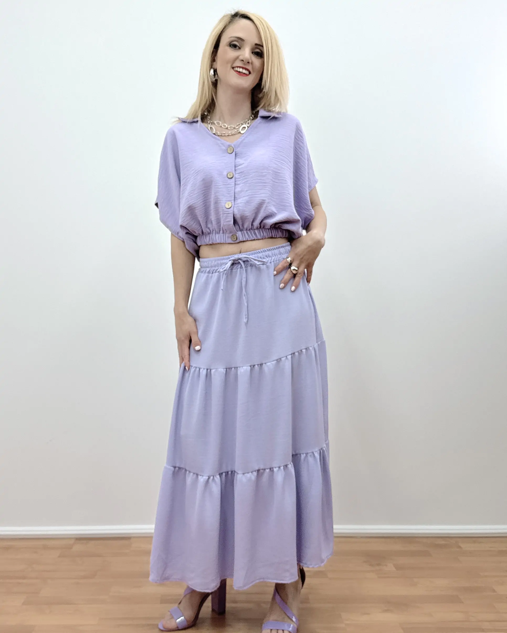 Σετ spanish Φούστα & πουκάμισο Λιλά (Lilac), ιδανικό για μία chic και εντυπωσιακή εμφάνιση. Η φούστα είναι maxi με ρομαντικά βολάν, διαθέτει λάστιχο και κορδόνι στη μέση για άψογη εφαρμογή. Το πουκάμισο με άνοιγμα V στο ντεκολτέ προσθέτει μια σέξι πινελιά, ενώ το λάστιχο στο τελείωμα του προσφέρει μια μοντέρνα πινελιά.