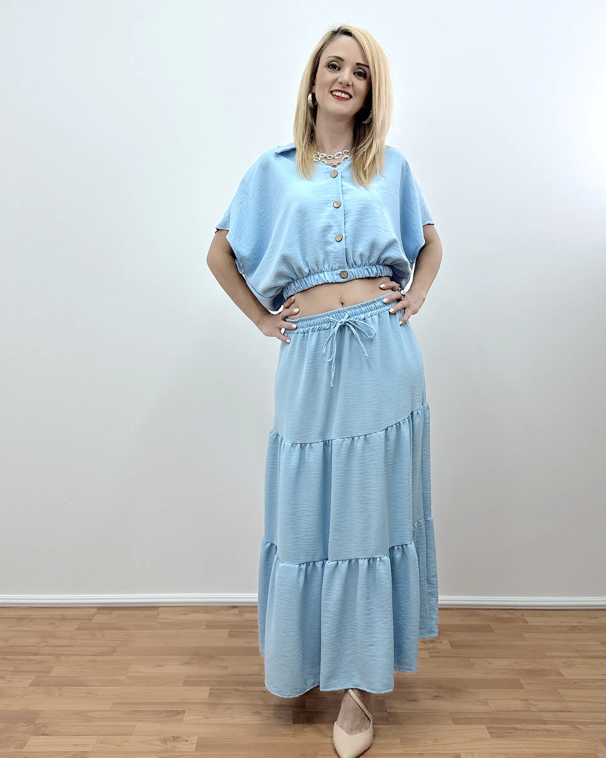 Σετ spanish Φούστα & πουκάμισο Σιέλ (Ciel), ιδανικό για μία chic και εντυπωσιακή εμφάνιση. Η φούστα είναι maxi με ρομαντικά βολάν, διαθέτει λάστιχο και κορδόνι στη μέση για άψογη εφαρμογή. Το πουκάμισο με άνοιγμα V στο ντεκολτέ προσθέτει μια σέξι πινελιά, ενώ το λάστιχο στο τελείωμα του προσφέρει μια μοντέρνα πινελιά.