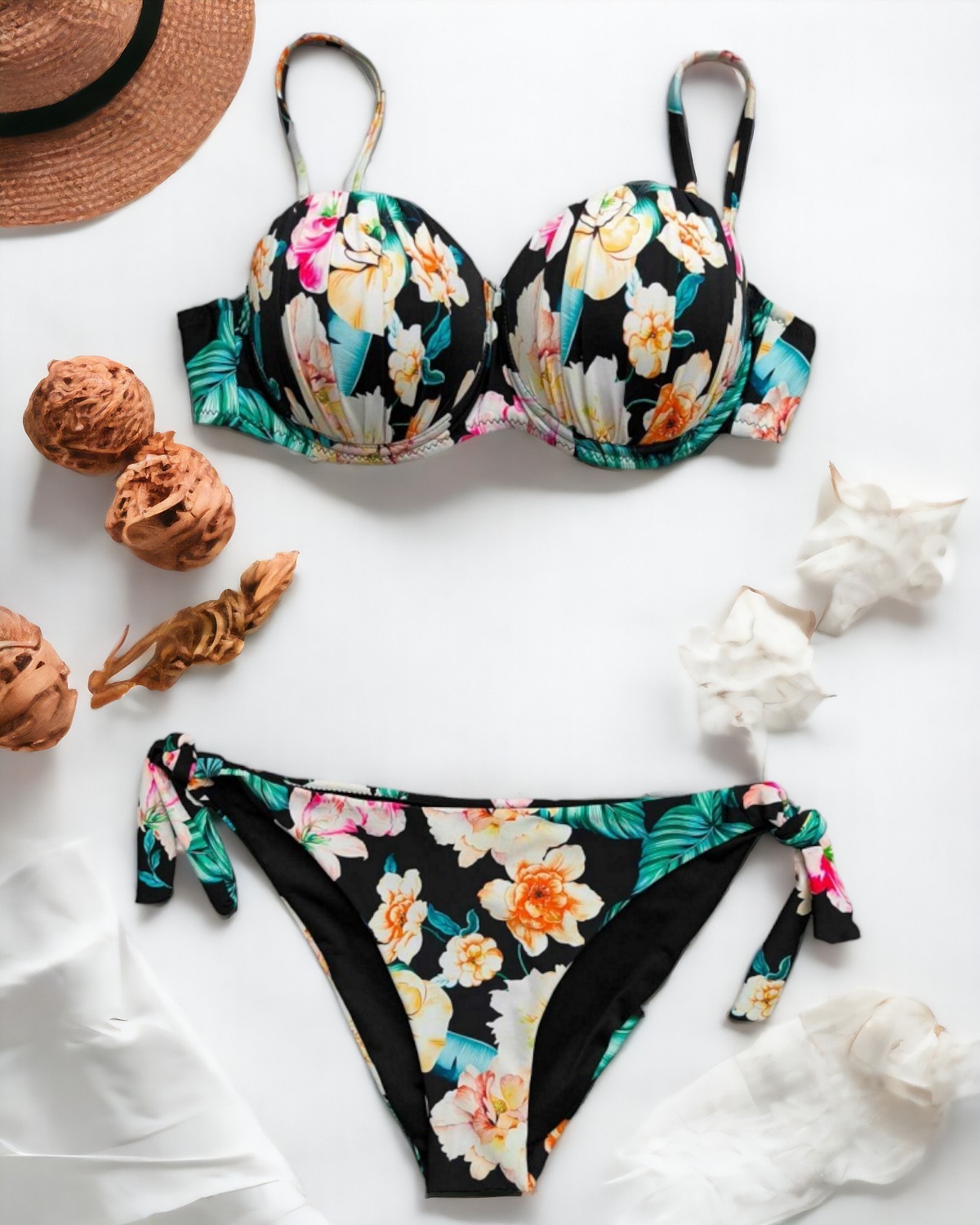 Μπικίνι μαγιό Floral Μαύρο Black Φλοράλ μπικίνι brazil με δέσιμο στα πλαϊνά του κάτω μέρους και ενισχυμένο μπούστο στο πάνω μέρος. Έχει ρυθμιζόμενες και αποσπώμενες τιράντες για να στέκεται strapless, και δένει στην πλάτη για άψογη εφαρμογή.