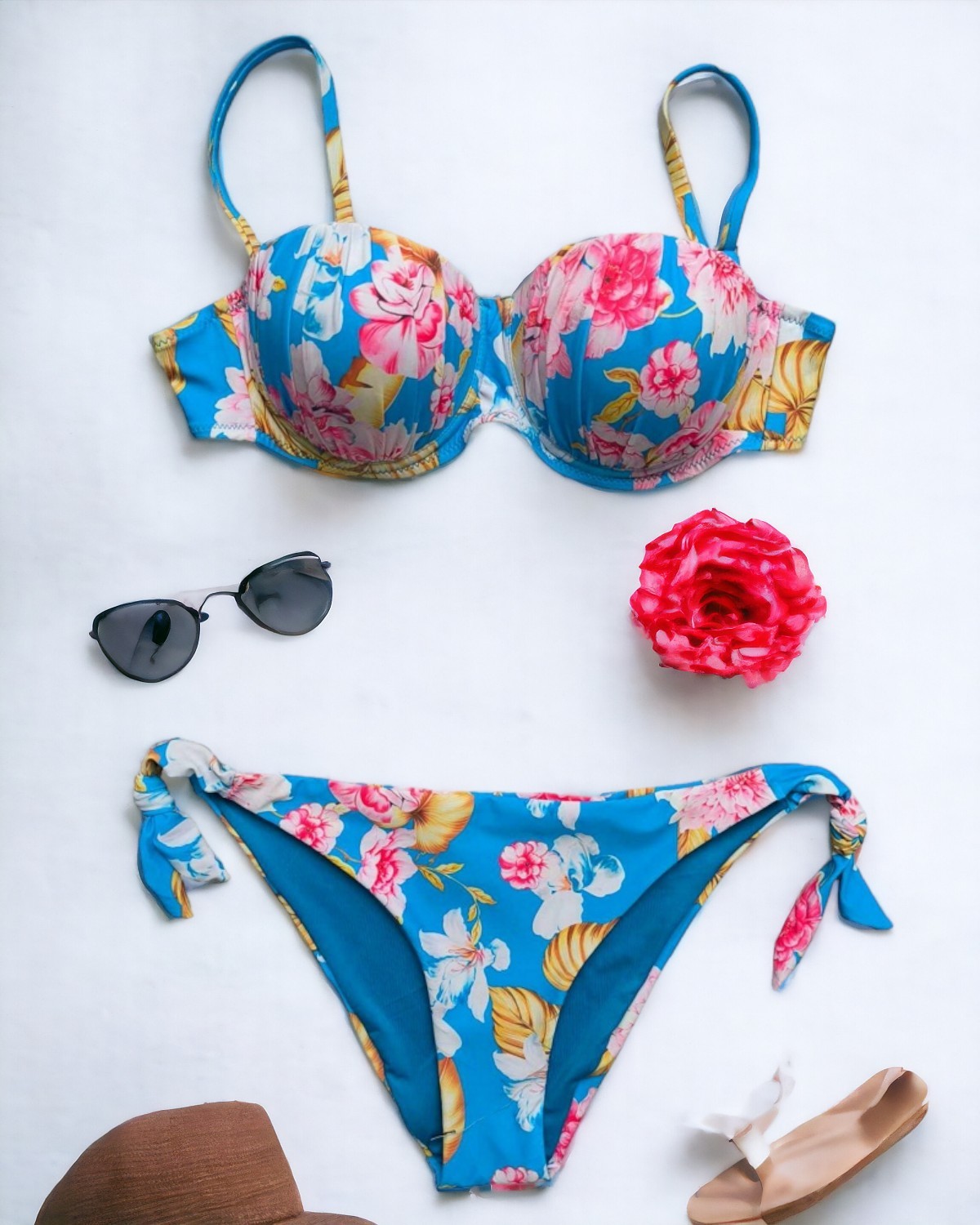 Μπικίνι μαγιό Floral Μπλε Blue Φλοράλ μπικίνι brazil με δέσιμο στα πλαϊνά του κάτω μέρους και ενισχυμένο μπούστο στο πάνω μέρος. Έχει ρυθμιζόμενες και αποσπώμενες τιράντες για να στέκεται strapless, και δένει στην πλάτη για άψογη εφαρμογή.