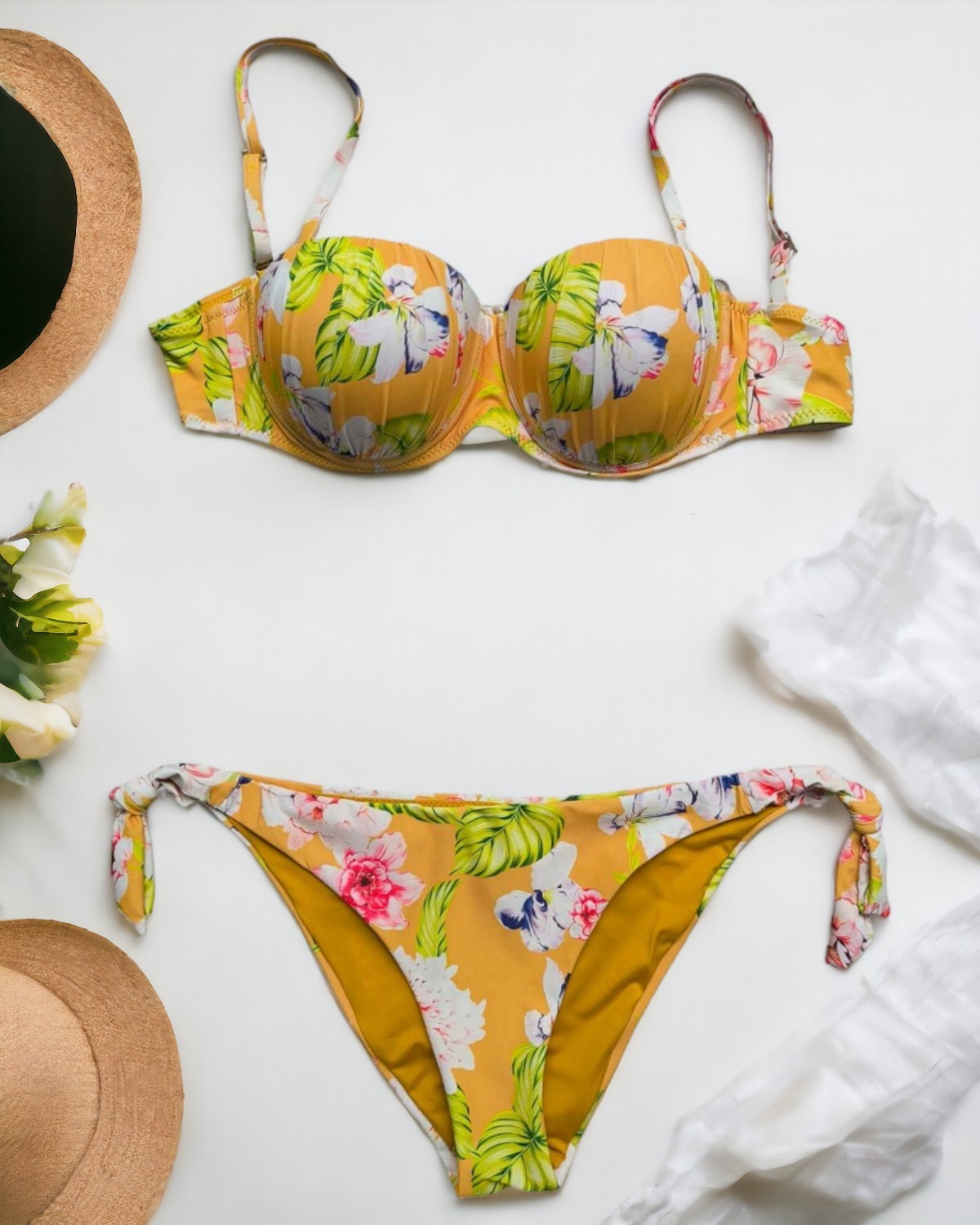 Μπικίνι μαγιό Floral Κίτρινο Yellow Φλοράλ μπικίνι brazil με δέσιμο στα πλαϊνά του κάτω μέρους και ενισχυμένο μπούστο στο πάνω μέρος.