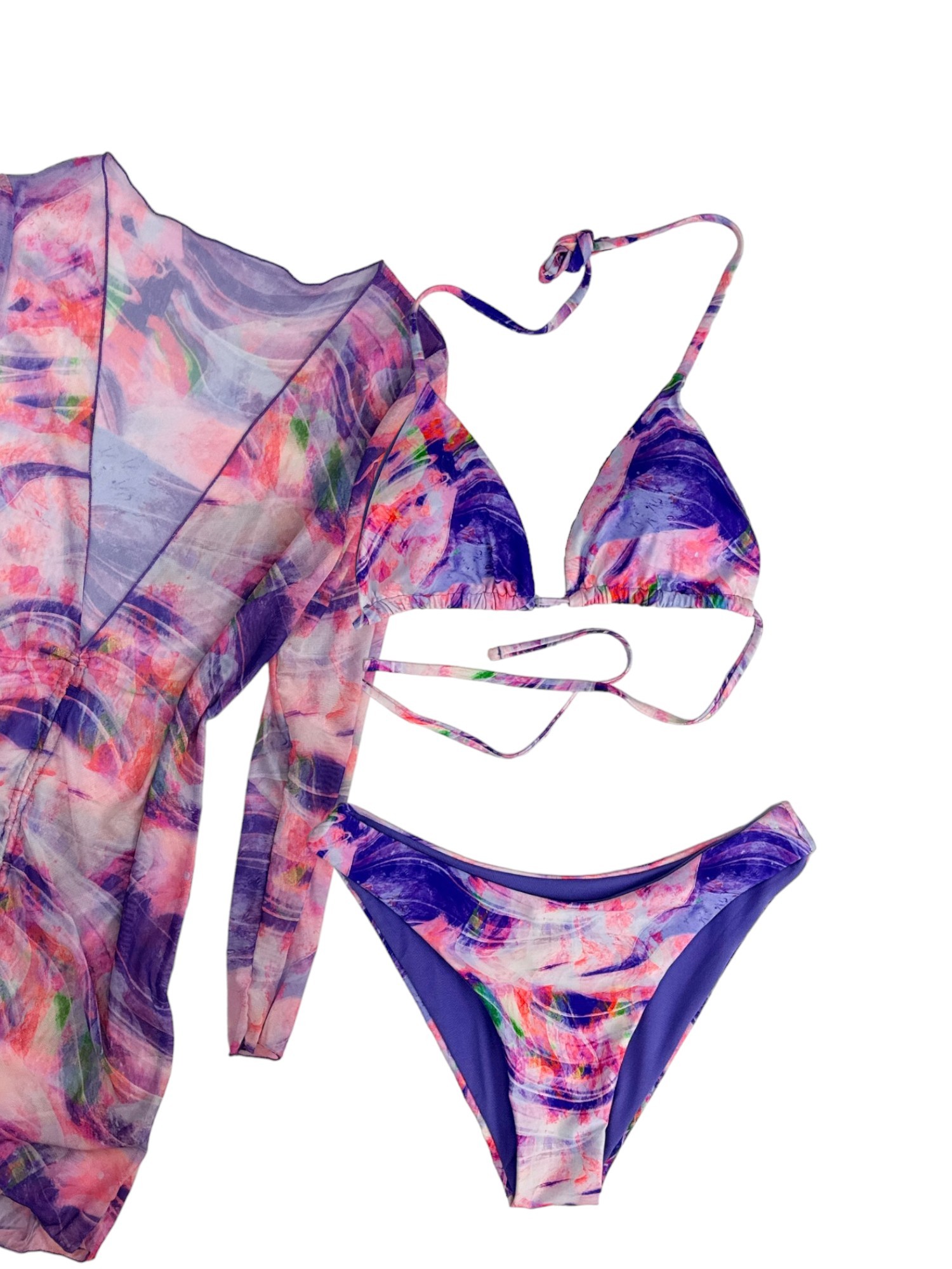 Σετ  bikini με φόρεμα Λιλά Batik τύπωμα Μπούστο τριγωνάκι με αποσπώμενη ενίσχυση που δένει γύρω από τον λαιμό και στην πλάτη για τέλεια εφαρμογή. Το φόρεμα έχει κορδονάκια εμπρός και σουρώνει όσο θέλουμε