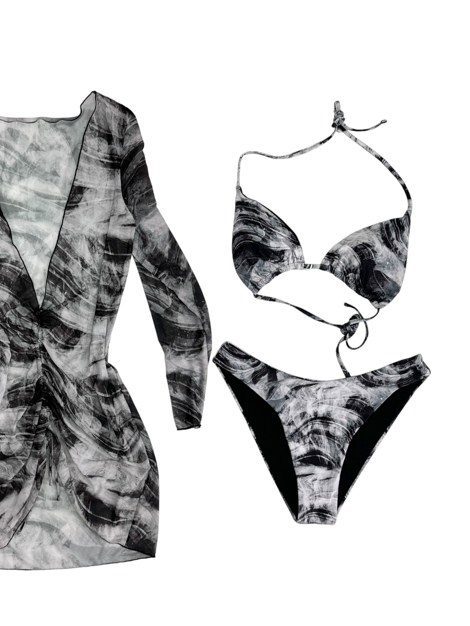 Σετ  bikini με φόρεμα Μαύρο Batik τύπωμα Μπούστο τριγωνάκι με αποσπώμενη ενίσχυση που δένει γύρω από τον λαιμό και στην πλάτη για τέλεια εφαρμογή. Το φόρεμα έχει κορδονάκια εμπρός και σουρώνει όσο θέλουμε