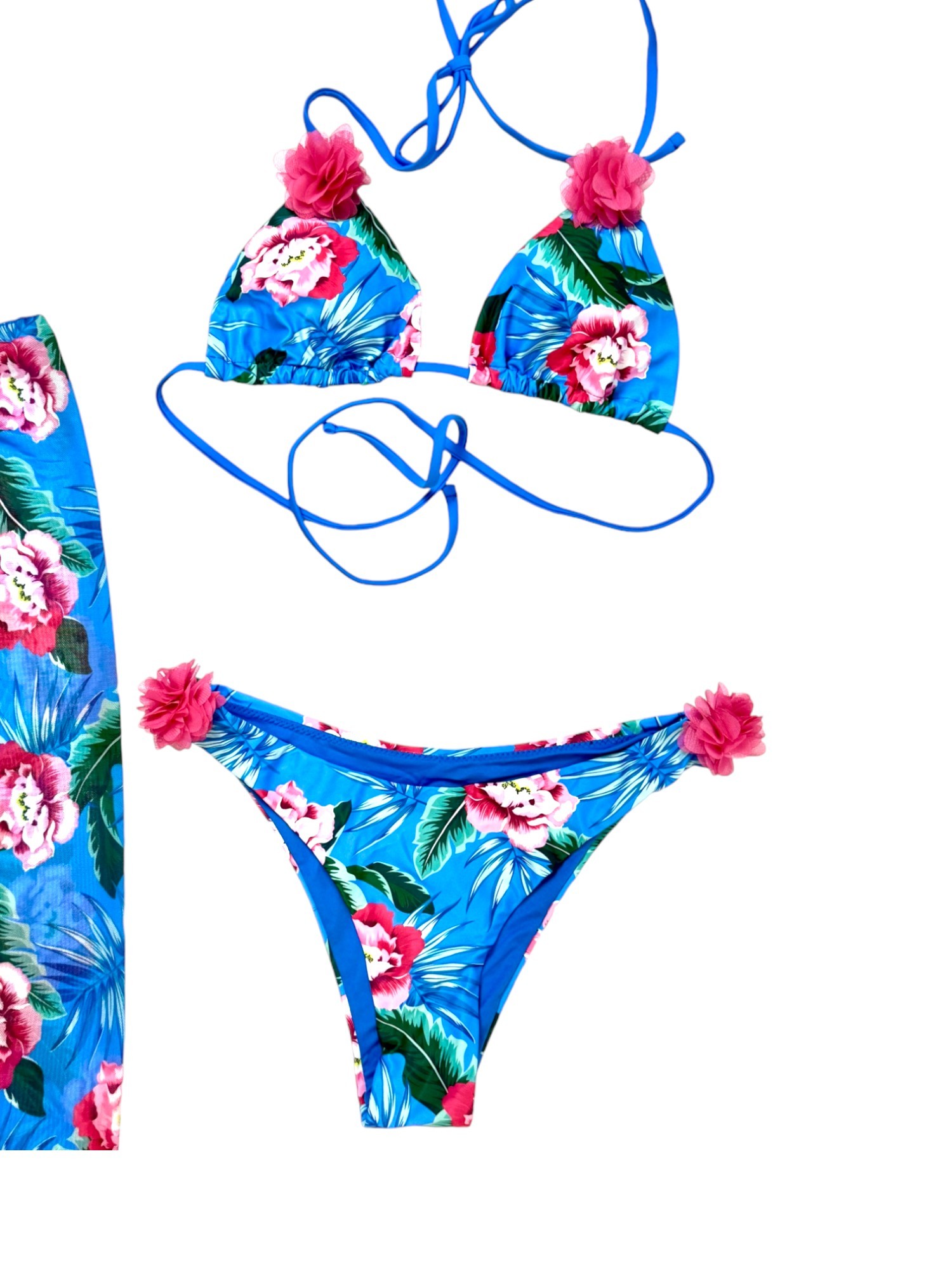 Bikini με παρεό και λουλουδάκια  3d Πολύχρωμο floral - λουλουδένιο τύπωμα Μπούστο τριγωνάκι με αποσπώμενη ενίσχυση που δένει γύρω από τον λαιμό και στην πλάτη για τέλεια εφαρμογή. Και στα δύο έχει ροζ λουλούδια
