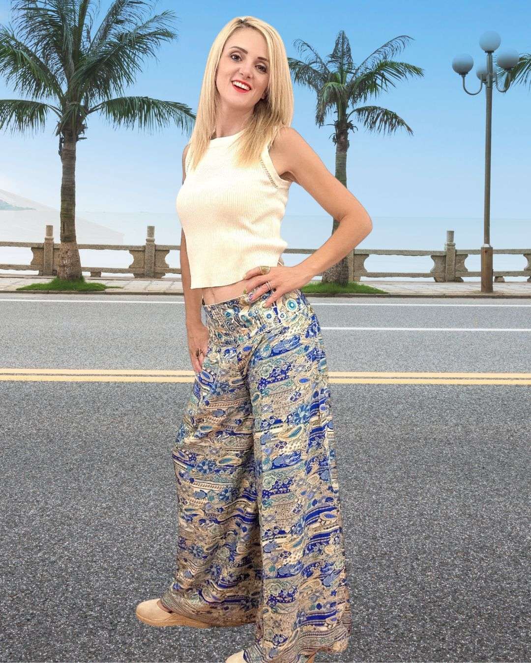 Boho παντελόνα με print λαχούρια Μπλε (Blue) Διαθέτει σφηκοφωλιά στο πάνω πίσω μέρος για τέλεια εφαρμογή και όμορφο ινδικό κέντημα μπροστά στη μέση.