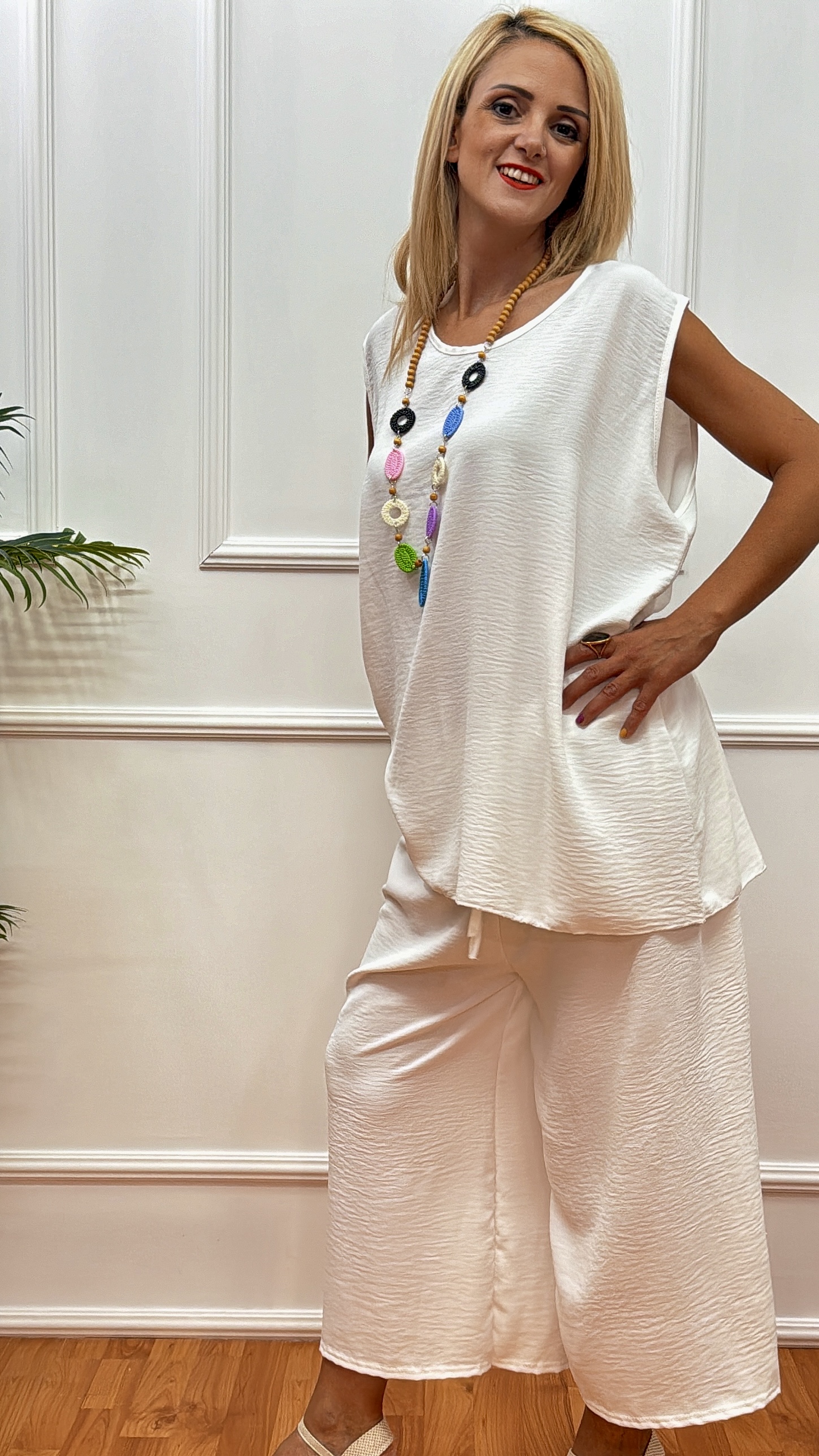 Σετ Παντελόνα και Αμάνικη μπλούζα Λευκό (White) Το παντελόνι ζιπ κιλοτ με λάστιχο στη μέση Η μπλούζα σε Α γραμμή αμάνικη με κολιέ. Μέχρι 2xl Plus size