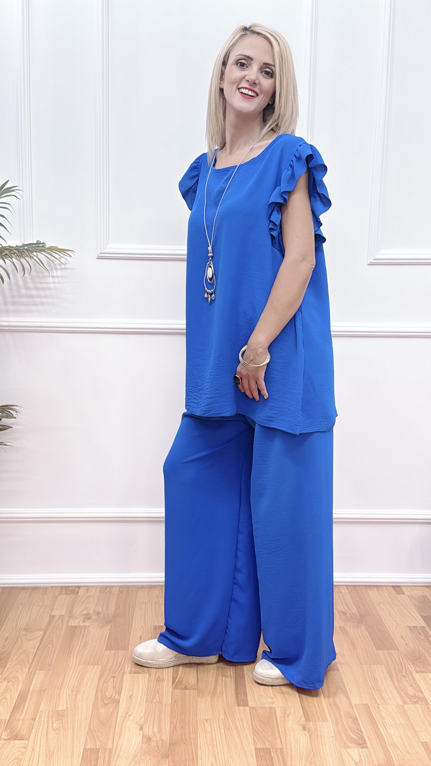 Σετ Παντελόνα & Μπλούζα με φραμπαλά Blue Το παντελόνι με λάστιχο στη μέση Η μπλούζα με φραμπαλά στα μανίκια αμάνικη με boho κολιέ. Μέχρι 2xl Plus size