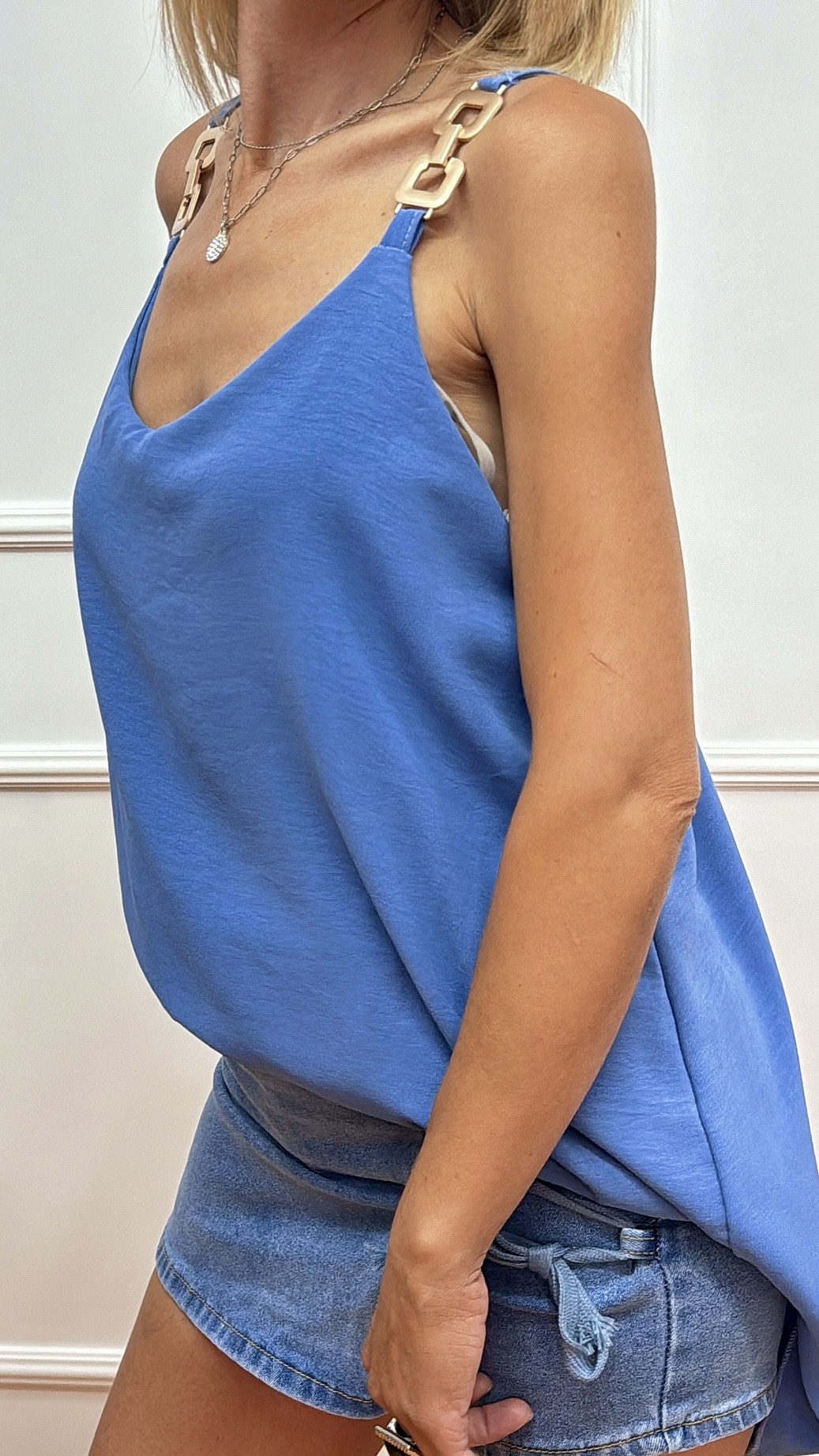 Μπλούζα με χρυσή λεπτομέρεια Μπλε (Indigo Blue) Άνετη γραμμή, σε κανονικό μήκος Λεπτομέρεια σε ματ χρυσό στις τιράντες