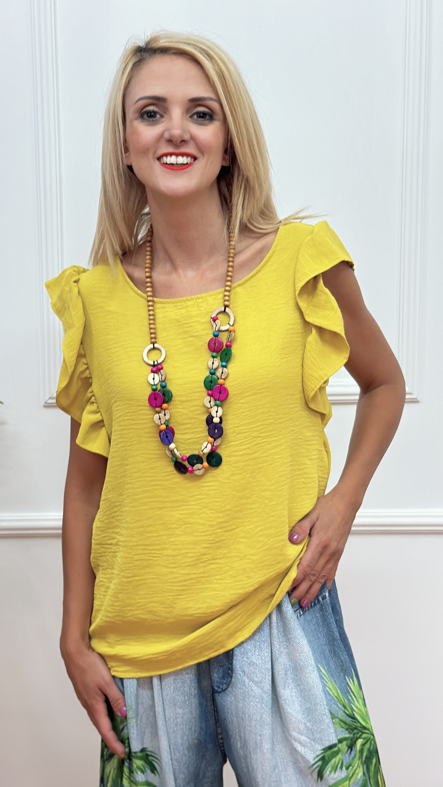 Top με φραμπαλά & κολιέ Ώχρας Το top διαθέτει φραμπαλά σχέδιο που προσδίδει έναν αέρα και κομψότητα. Η λεπτομέρεια αυτή προσφέρει ενδιαφέρουσα αίσθηση κίνησης στο ρούχο.