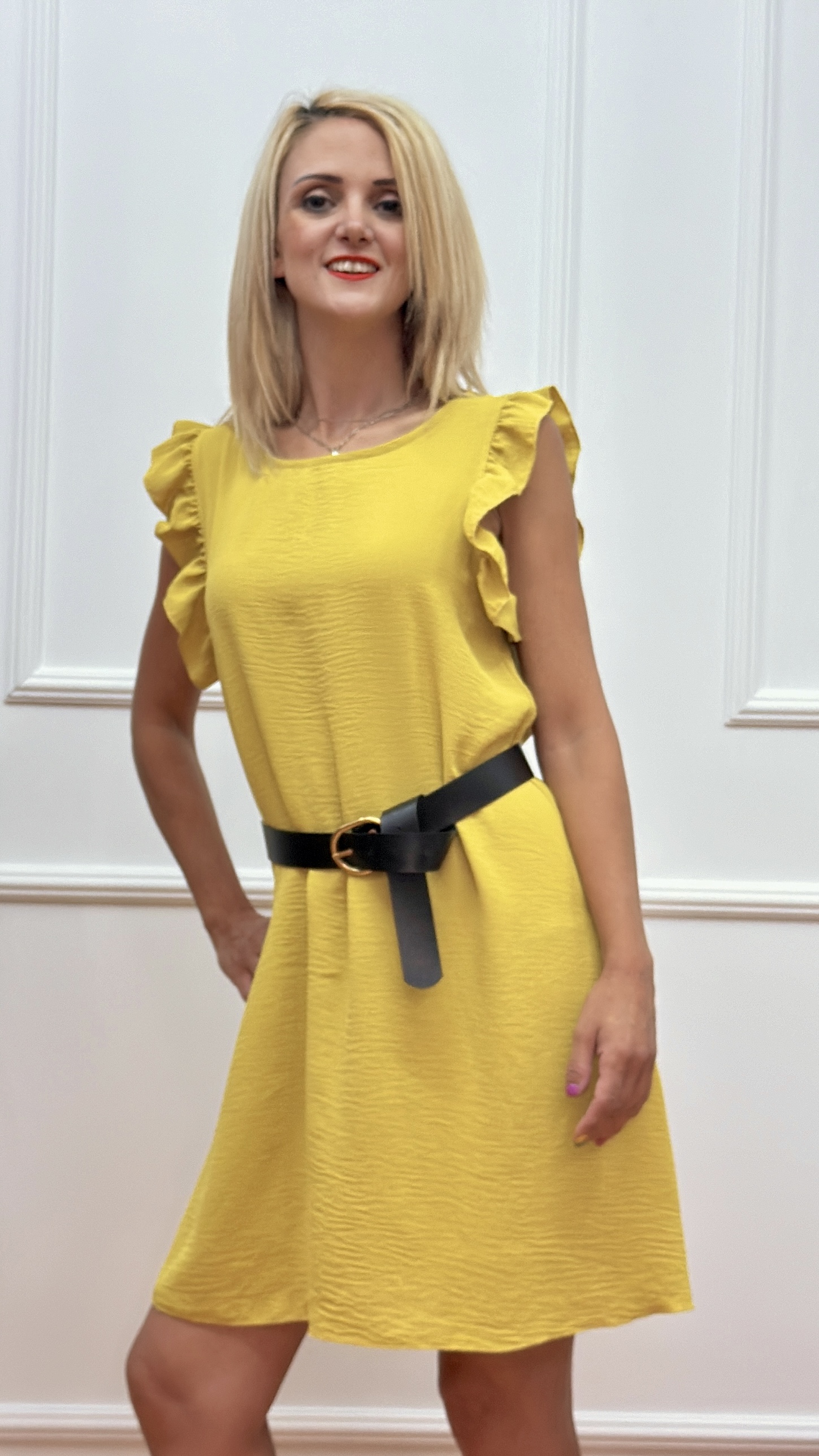 Φόρεμα με ζωνάκι και φραμπαλά Ώχρας Το ζωνάκι στη μέση τονίζει τη σιλουέτα, ενώ οι φραμπαλάδες προσθέτουν μια παιχνιδιάρικη και ρομαντική αίσθηση στο look.