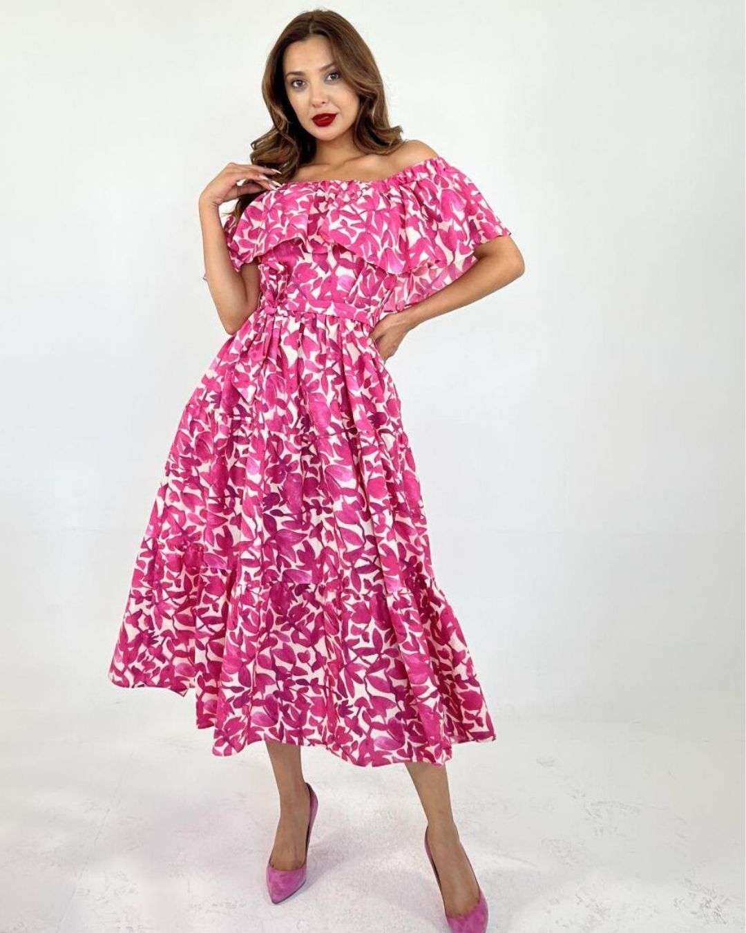 γυναικείο φόρεμα σε ροζ χρώμα με τύπωμα λουλούδια, και έξω ώμους