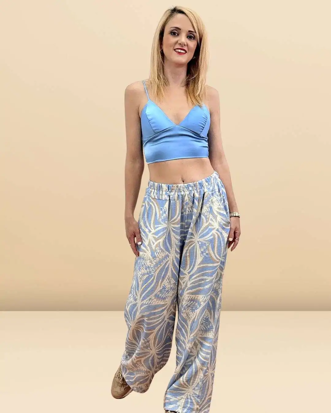 Μοντέρνα παντελόνα σε εμπριμέ σχέδιο (Σιέλ )  με απαλούς τόνους, για τις καλοκαιρινές σας εξορμήσεις. Σε άνετη γραμμή με τσεπούλες και λάστιχο στη μέση για καλύτερη εφαρμογή. Διαθέσιμο σε χρώματα Μαύρο, Λαδί, Σιέλ και Ώχρας, αποτελεί την ιδανική επιλογή για boho-chic και άνετα ντυσίματα.