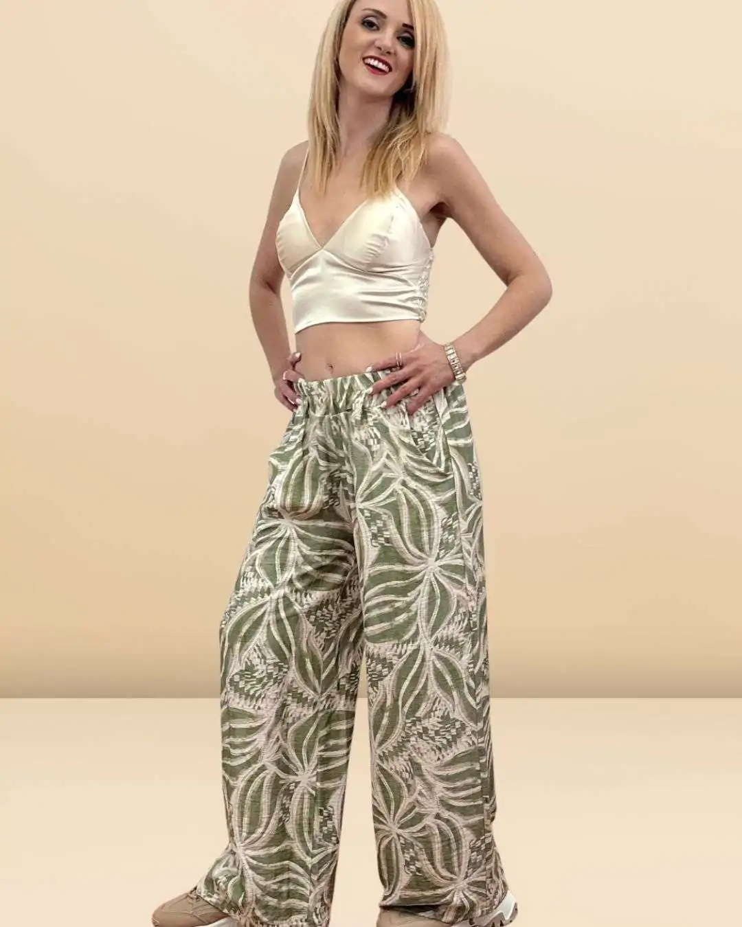 Μοντέρνα παντελόνα σε εμπριμέ σχέδιο (Λαδί )  με απαλούς τόνους, για τις καλοκαιρινές σας εξορμήσεις. Σε άνετη γραμμή με τσεπούλες και λάστιχο στη μέση για καλύτερη εφαρμογή. Διαθέσιμο σε χρώματα Μαύρο, Λαδί, Σιέλ και Ώχρας, αποτελεί την ιδανική επιλογή για boho-chic και άνετα ντυσίματα.