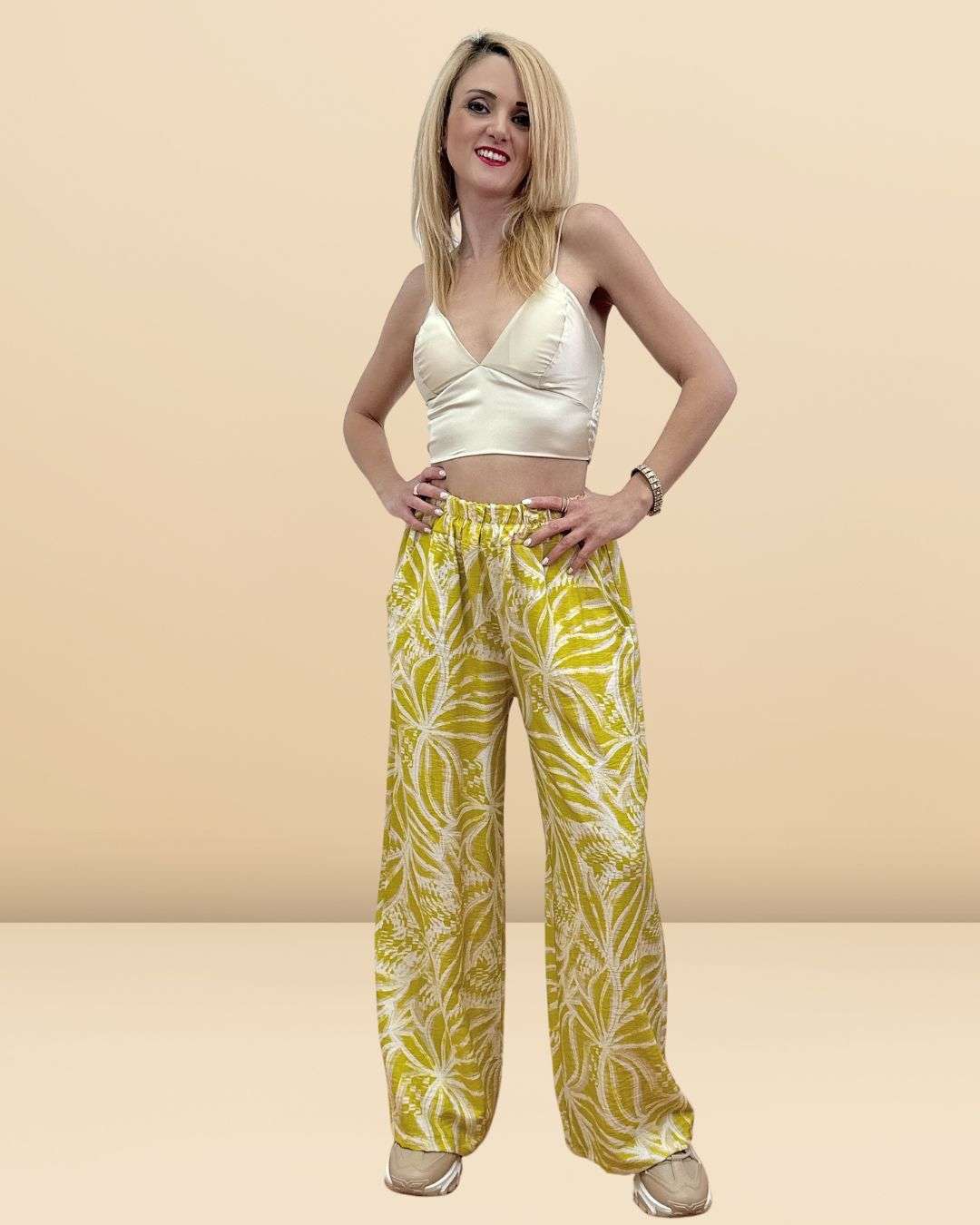 Μοντέρνα παντελόνα σε εμπριμέ σχέδιο (Ώχρας)  με απαλούς τόνους, για τις καλοκαιρινές σας εξορμήσεις. Σε άνετη γραμμή με τσεπούλες και λάστιχο στη μέση για καλύτερη εφαρμογή. Διαθέσιμο σε χρώματα Μαύρο, Λαδί, Σιέλ και Ώχρας, αποτελεί την ιδανική επιλογή για boho-chic και άνετα ντυσίματα.