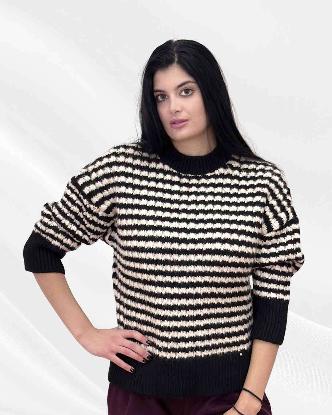 Ζεστό ριγέ πουλόβερ με διχρωμία στα λάστιχα. Στήθος περίπου 110 εκ Μήκος περίπου 60 εκ Ωραία και απαλή πλέξη