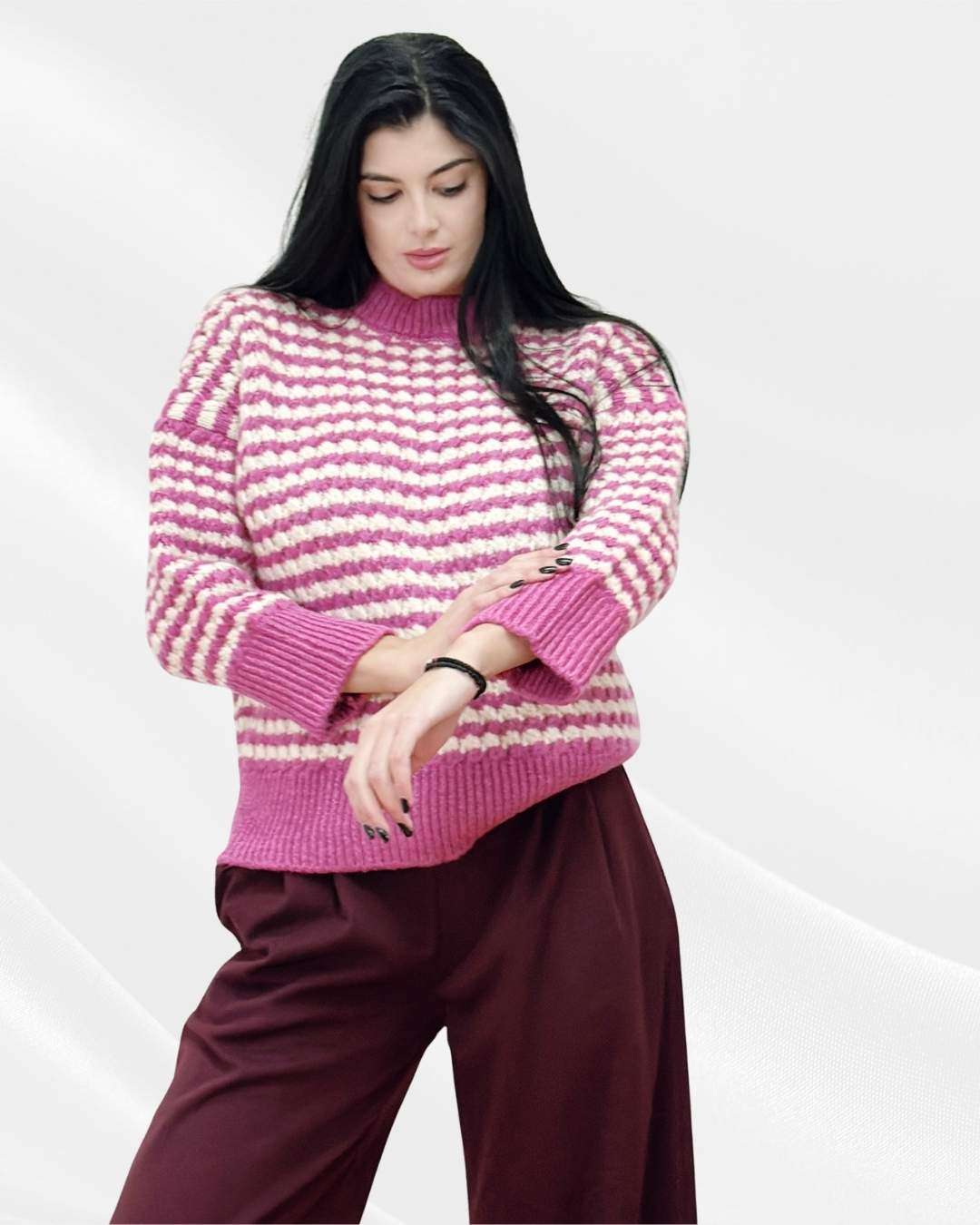 Ζεστό ριγέ πουλόβερ με διχρωμία στα λάστιχα. Στήθος περίπου 110 εκ Μήκος περίπου 60 εκ Ωραία και απαλή πλέξη