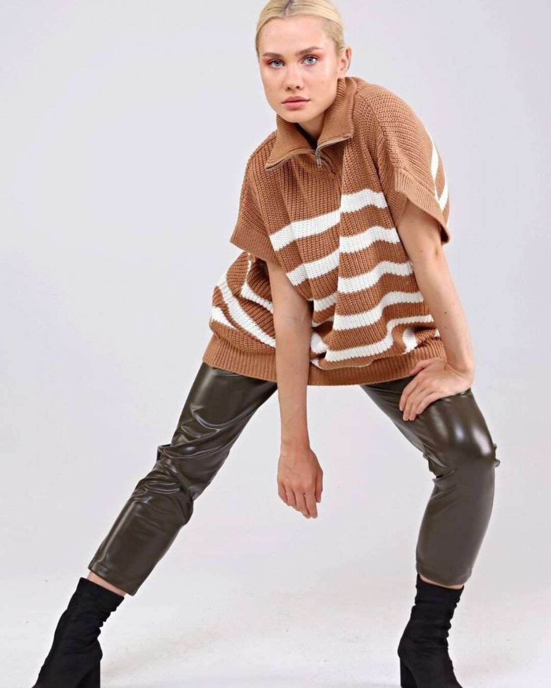 Γυναικεία oversize αμάνικη μπλούζα σε ριγέ ταμπά λευκό