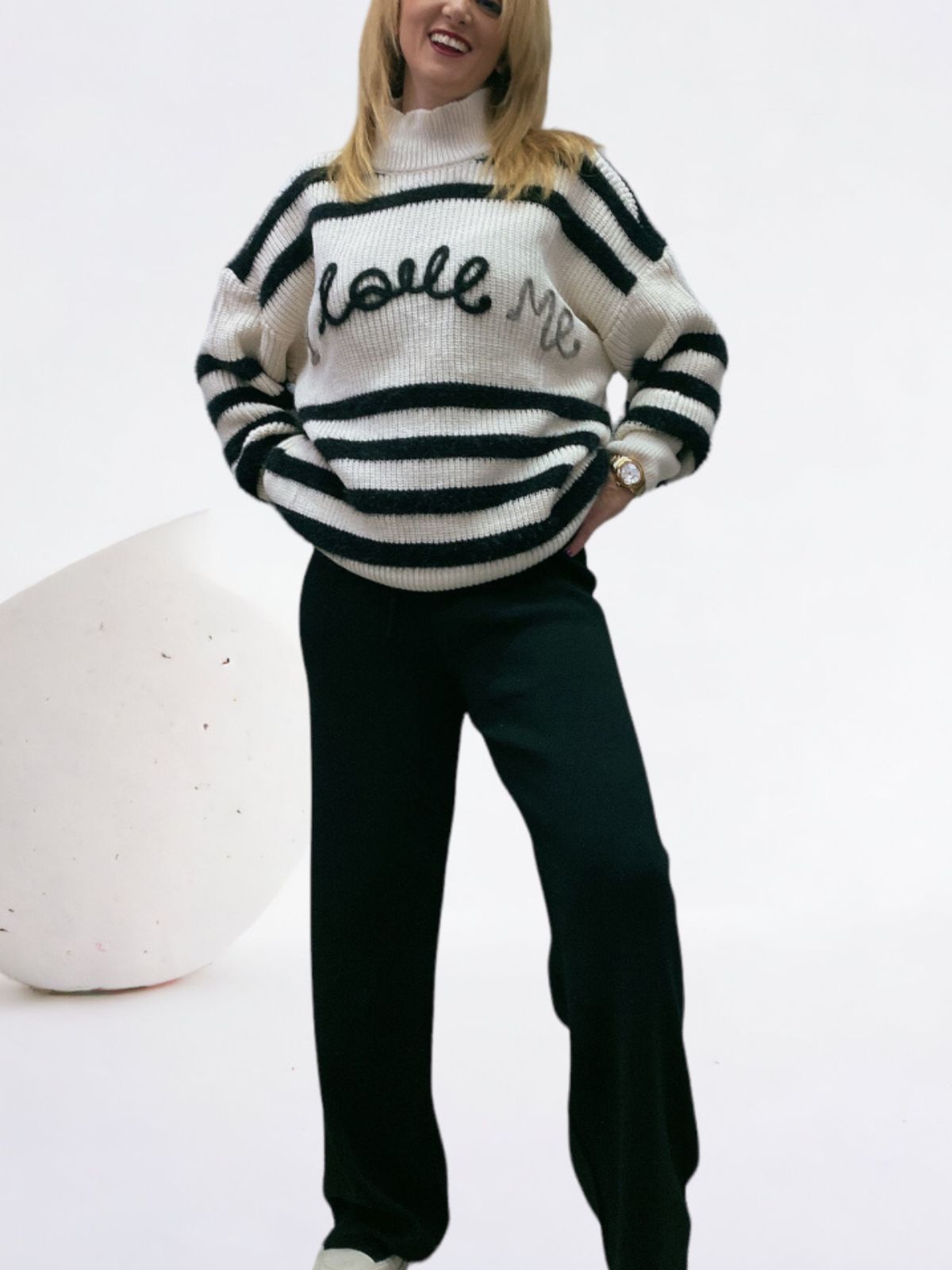 Πλεκτό σετ με εκρού/μαύρο πουλόβερ με κέντημα i love me Το μαύρο παντελόνι σε ίσια, άνετη γραμμή Πλεκτό  απαλό ελαστικό ύφασμα  20%wool 80%acryl Παντελόνι Μέση 95-100εκ. και εσωτερικό μήκος 72εκ.    Μπλούζα Στήθος 120εκ. και  Μήκος 67 εκ Κομψό και διαχρονικό σετ με ξεχωριστό μήνυμα θετικής σκέψης και αγάπης για τον εαυτό μας