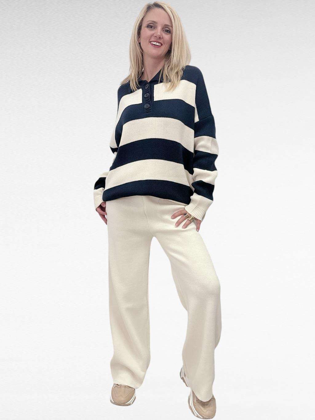 Πλεκτό ριγέ σετ Cream/Navy Η μπλούζα είναι oversize με γιακαδάκι Το παντελόνι σε ίσια γραμμή με λάστιχο πλέξης στην μέση του