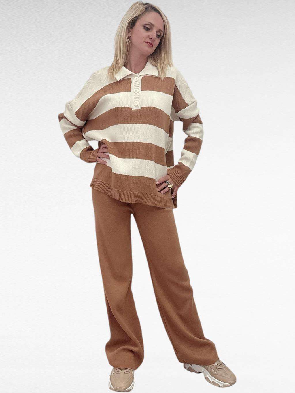 Πλεκτό ριγέ σετ L.Brown/Cream Η μπλούζα είναι oversize με γιακαδάκι Το παντελόνι σε ίσια γραμμή με λάστιχο πλέξης στην μέση του