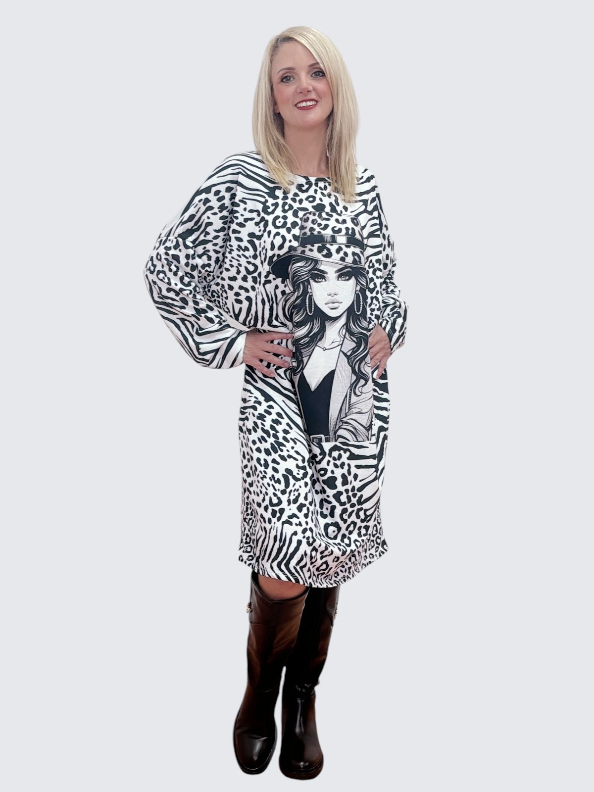 Casual φόρεμα animal print Λευκό/Zebra και τύπωμα εμπρός στο στήθος Ιδανικό και για μεγάλα μεγέθη. Σε baby φούτερ ( είναι ένα υπέροχο ύφασμα, κατάλληλο για όλο το χρόνο, το οποίο δεν ξεχειλώνει. Η εσωτερική του πλευρά δεν έχει χνούδι και είναι πολύ απαλό στην αφή). Σε άνετη ίσια γραμμή