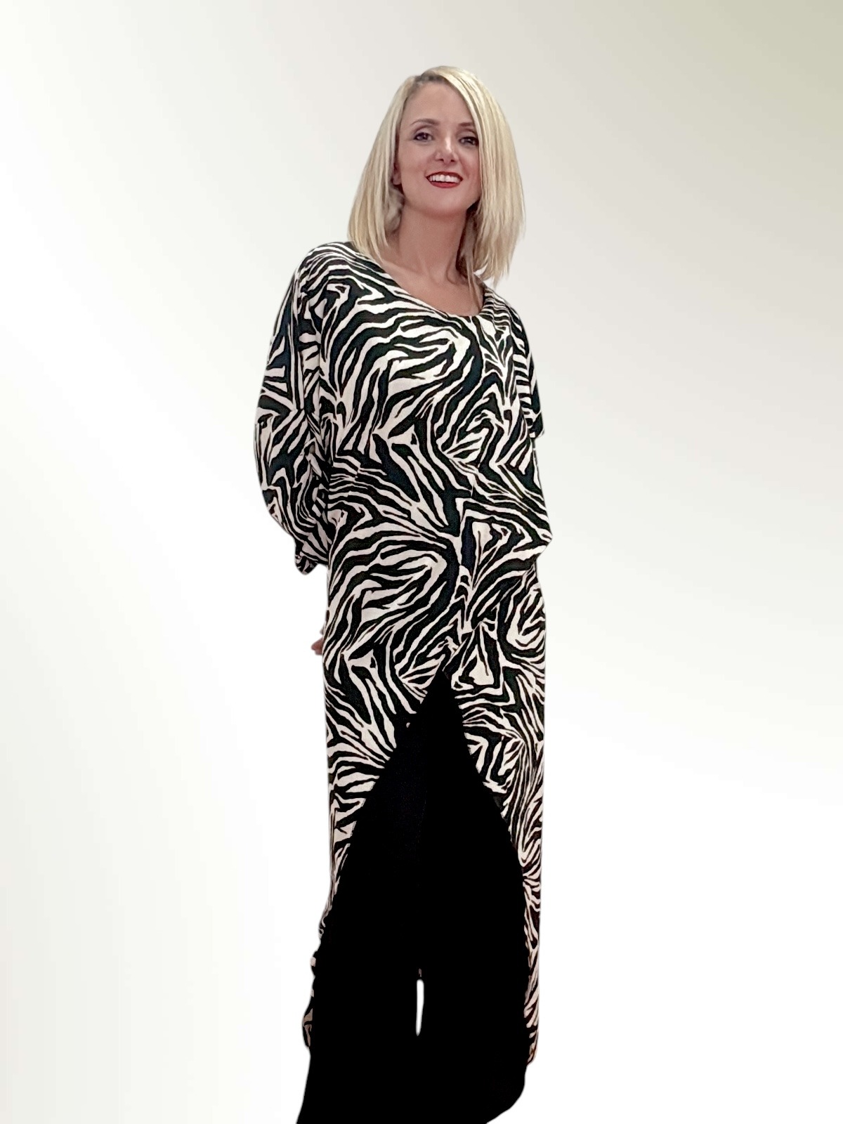 Σετ μακριά τουνίκ με μαύρη παντελόνα σε Black/Zebra συνδυασμό, ιδανικό για κομψές και άνετες εμφανίσεις. Η παντελόνα είναι σε ίσια γραμμή με λάστιχο στη μέση για άνεση. Ιδανικό για μεγάλα μεγέθη και κατάλληλο για όλες τις ώρες της ημέρας.