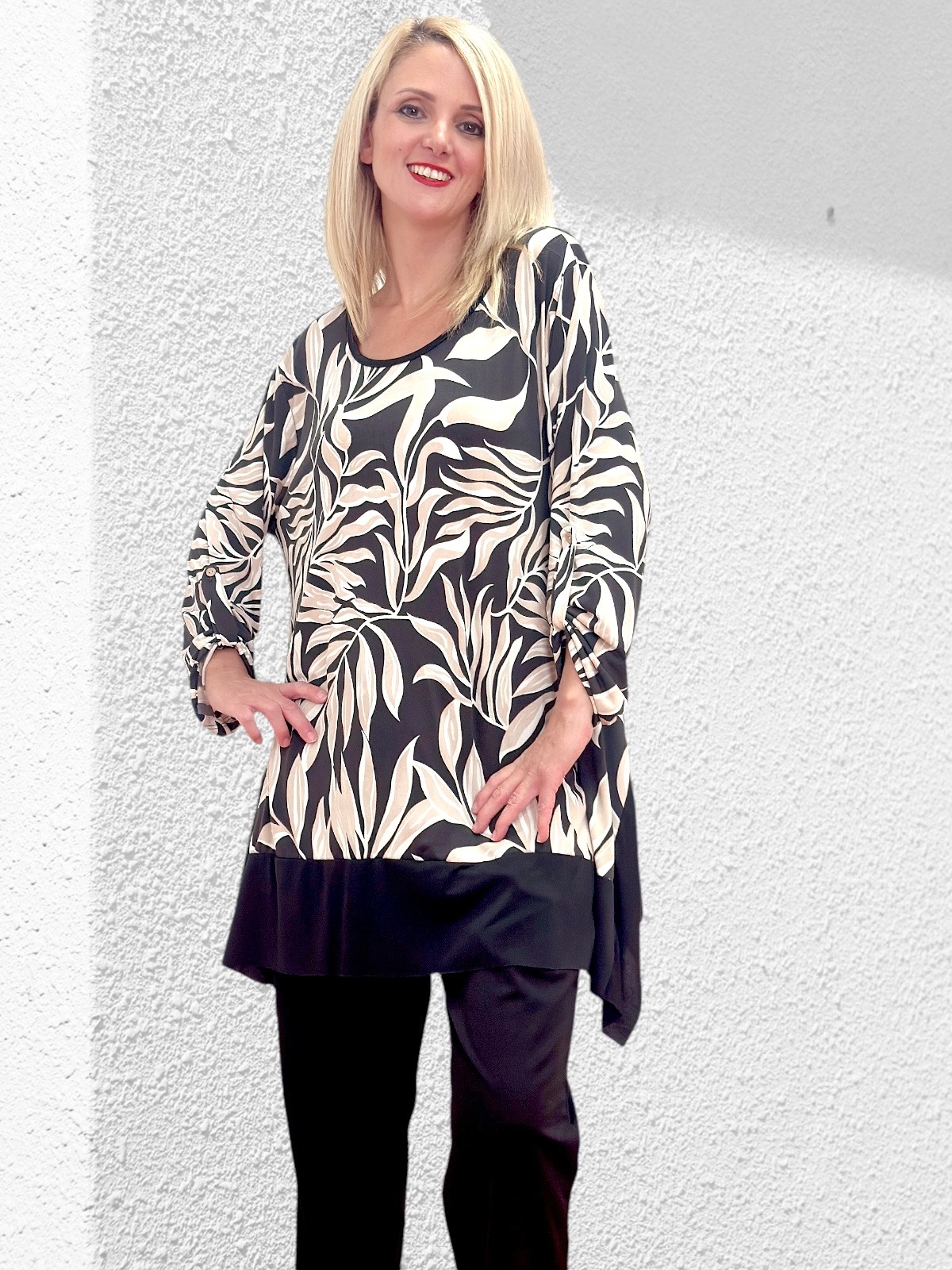 Μπλούζα σε άλφα γραμμή με εντυπωσιακό flower print σε μπεζ απόχρωση. Διαθέτει ανοιχτή λαιμόκοψη και κομψή διχρωμία στο κάτω μέρος. Κατασκευασμένη από απαλό, βουτυράτο ύφασμα, είναι ιδανική και για μεγάλα μεγέθη, προσφέροντας άνεση και στυλ σε κάθε εμφάνιση.