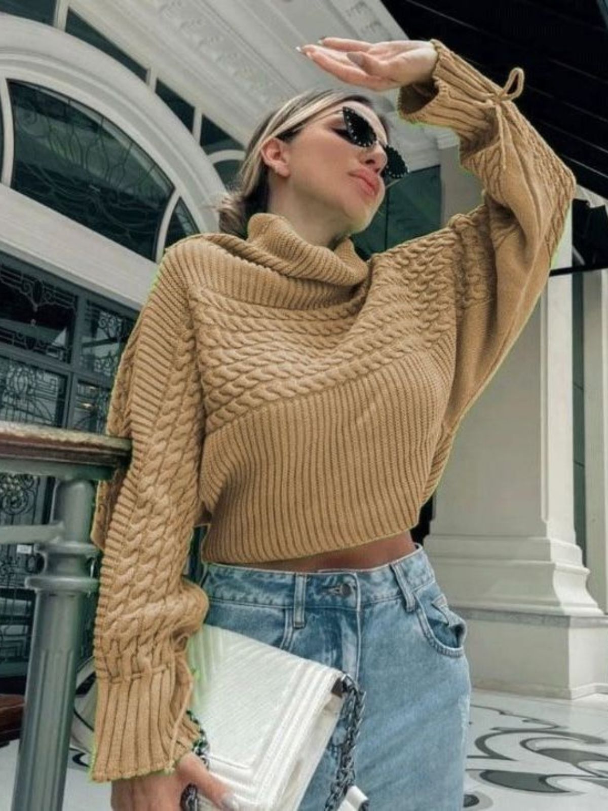 Γυναικείο πλεκτό κοντό πουλόβερ με σχέδιο στην πλέξη αλυσίδα σε χρώμα ταμπά