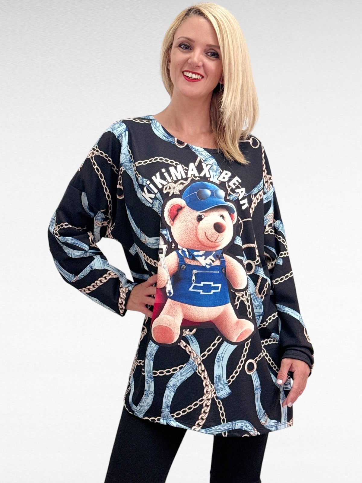 Αυτή η oversize μπλούζα με τύπωμα "teddy" σε απαλό φούτερ είναι η επιτομή του casual cool!Ιδανική για καθημερινές εμφανίσεις με στυλ και άνεση.