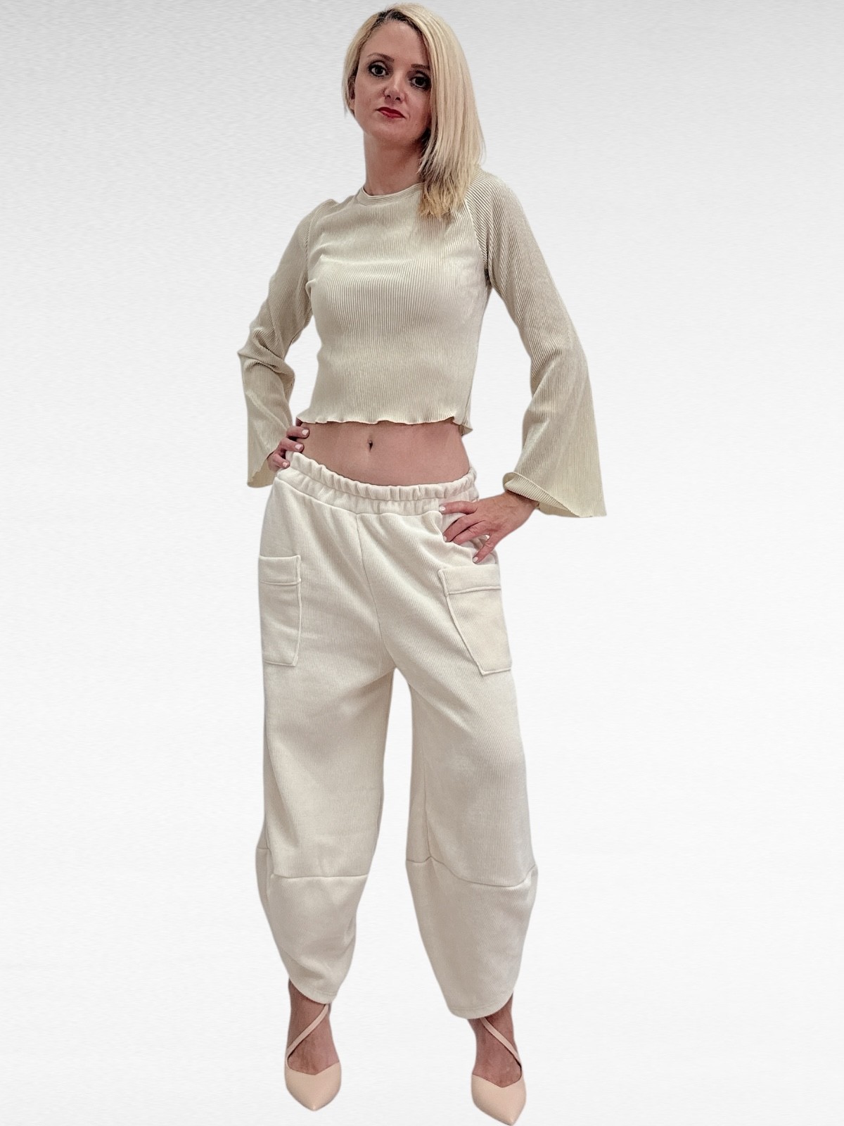 Γυναικείο εκρού Παντελόνι Κοτλέ σαλβάρι, με άνετη εφαρμογή Ιδανικό για μεγάλα μεγέθη και διαθέσιμο σε εκρού, μαύρο και λαδί.